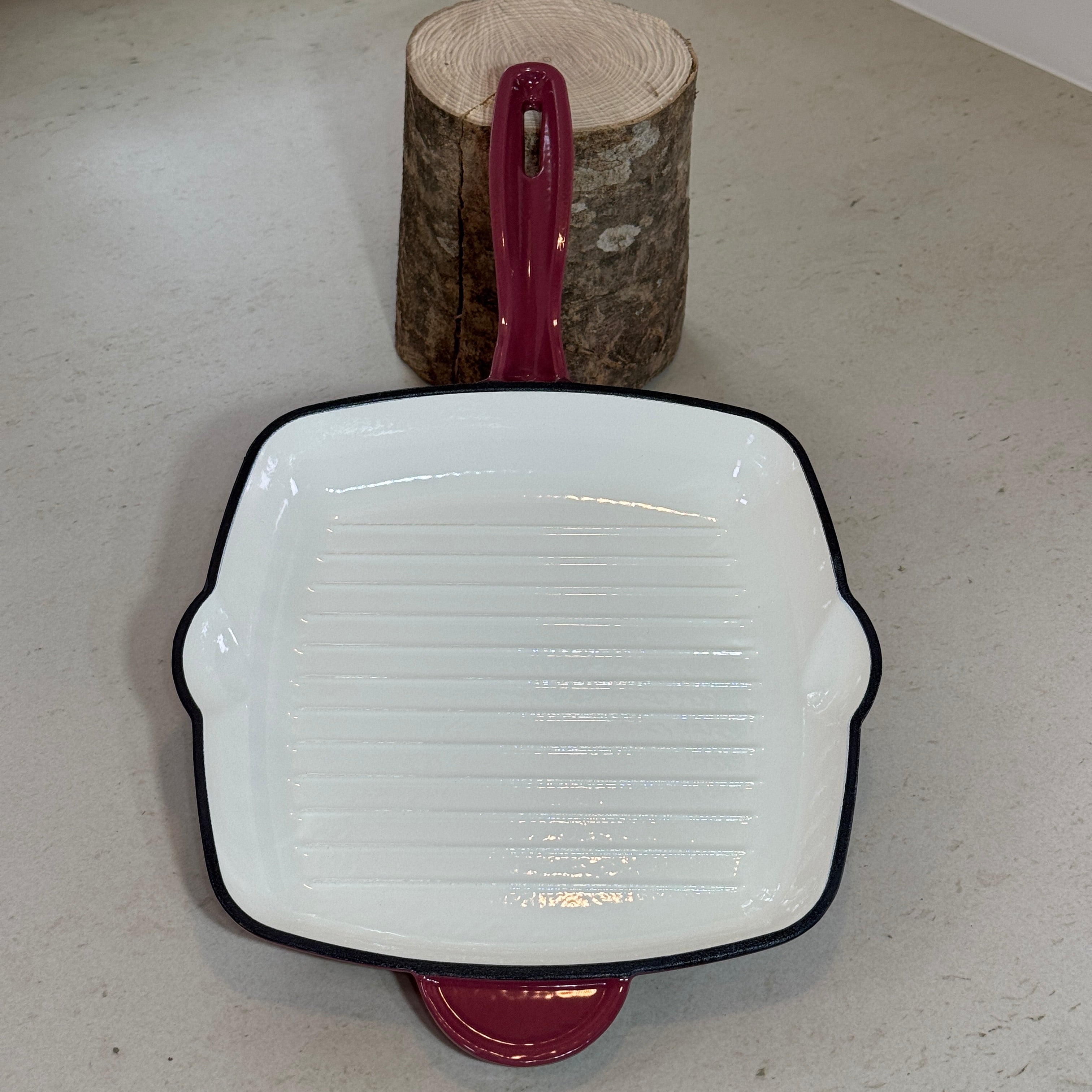 Grill en fonte émaillée figue carré idéal pour cuire steaks, burgers et brochettes comme au barbecue en intérieur