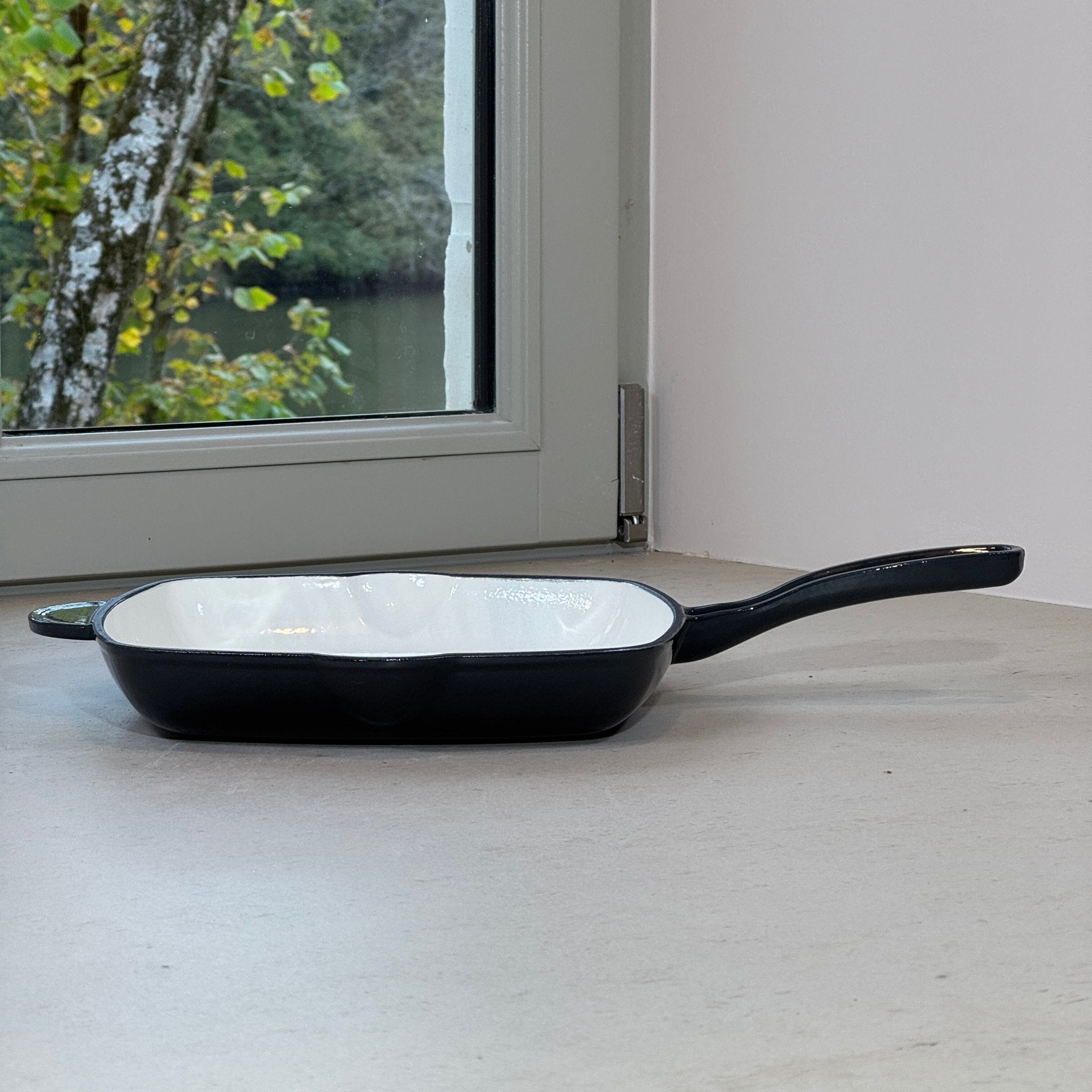 Grill en fonte émaillée gris truffe avec poignée ergonomique pour grillades estivales, poissons et légumes grillés