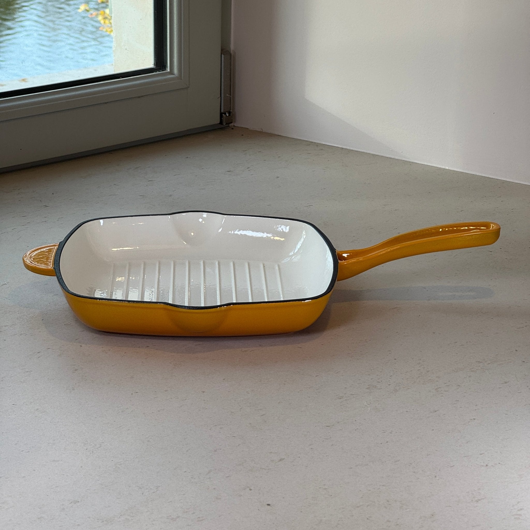 Grill en fonte émaillée jaune moutarde avec poignée ergonomique pour grillades estivales, poissons et légumes grillés