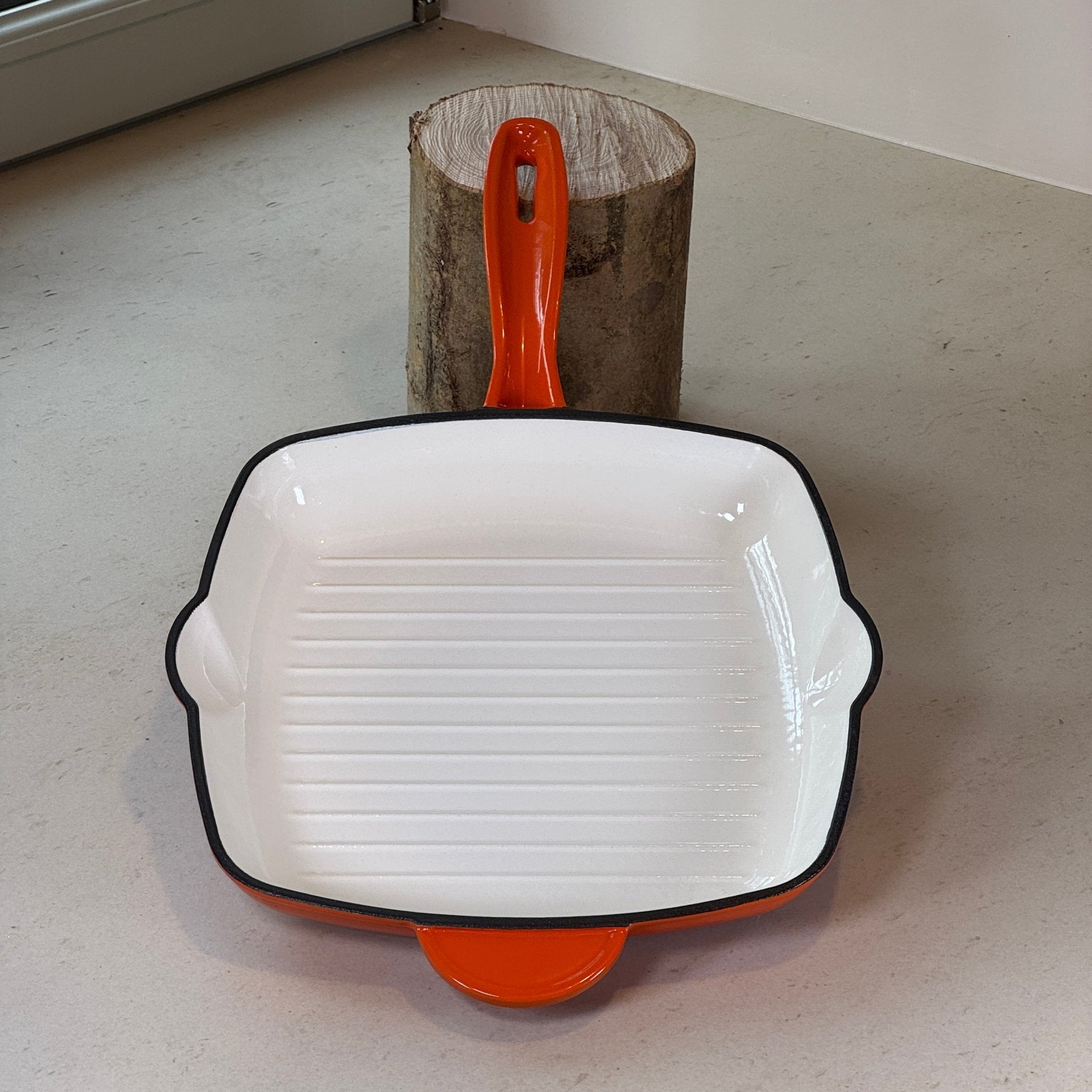Grill en fonte émaillée orange carré idéal pour cuire steaks, burgers et brochettes comme au barbecue en intérieur