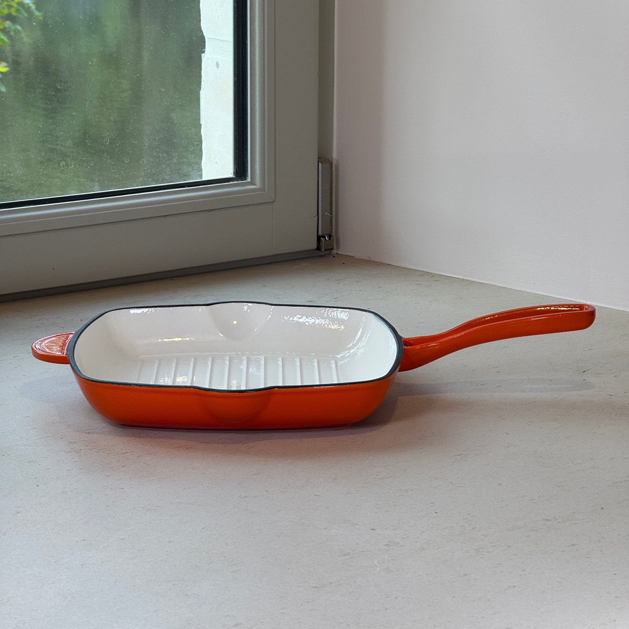 Grill en fonte émaillée orange avec poignée ergonomique pour grillades estivales, poissons et légumes grillés