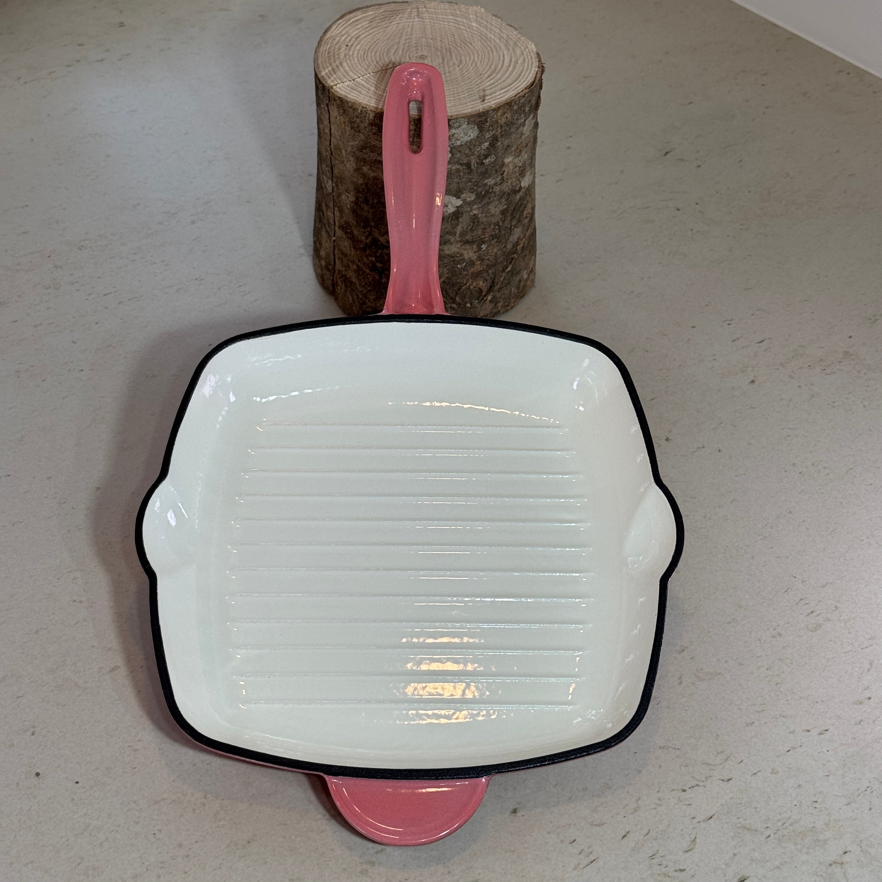 Grill en fonte émaillée rose carré idéal pour cuire steaks, burgers et brochettes comme au barbecue en intérieur