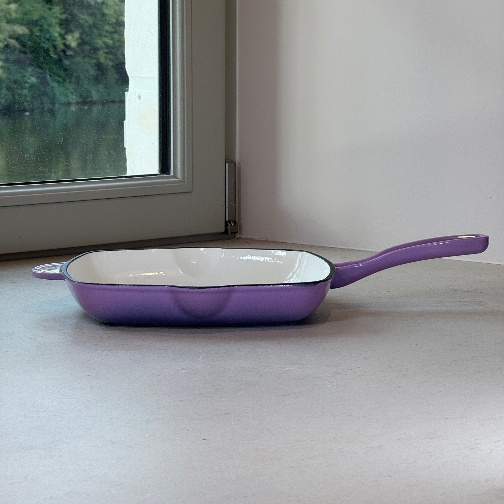 Grill en fonte émaillée violet prune carré idéal pour cuire steaks, burgers et brochettes comme au barbecue en intérieur