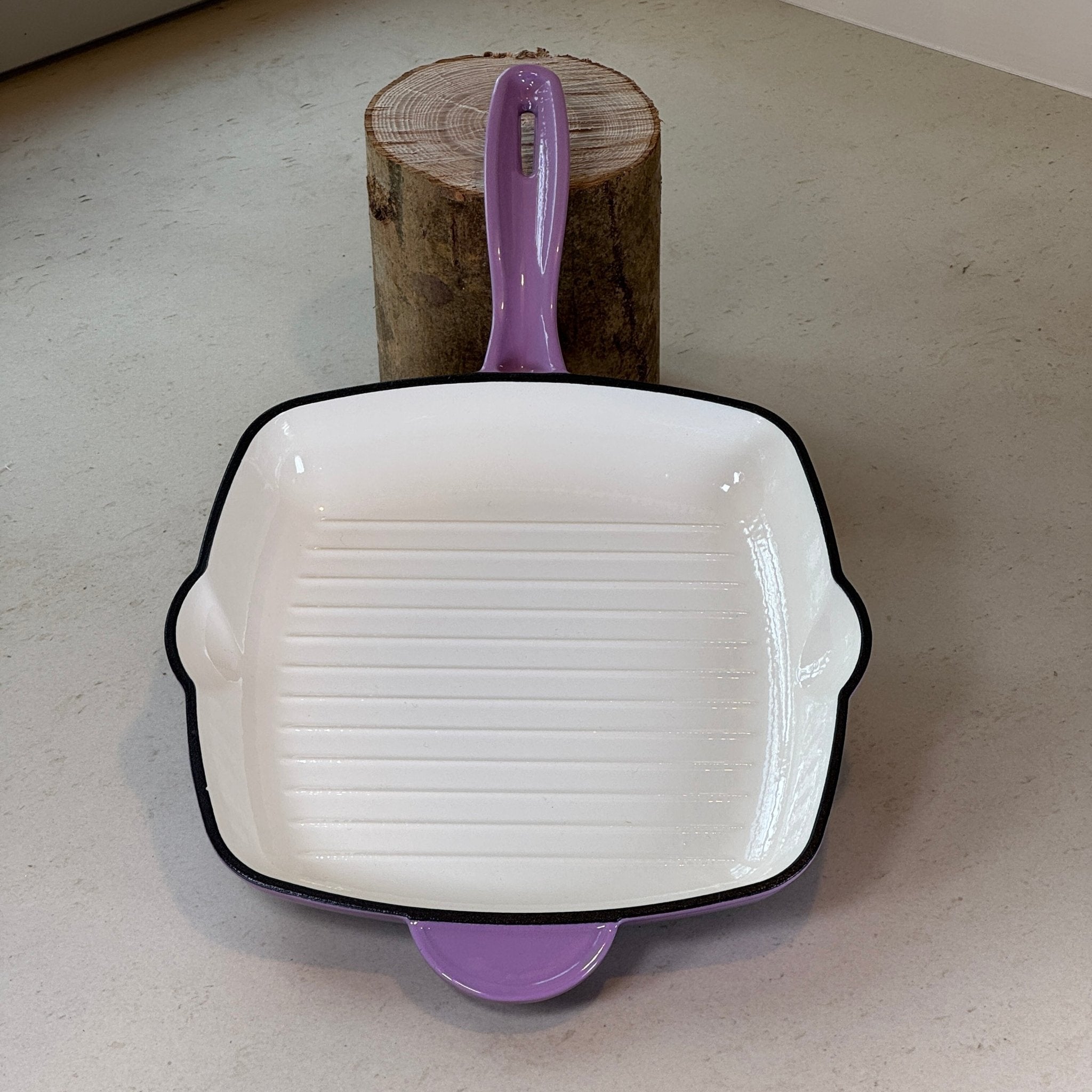 Grill en fonte émaillée violet prune avec poignée ergonomique pour grillades estivales, poissons et légumes grillés