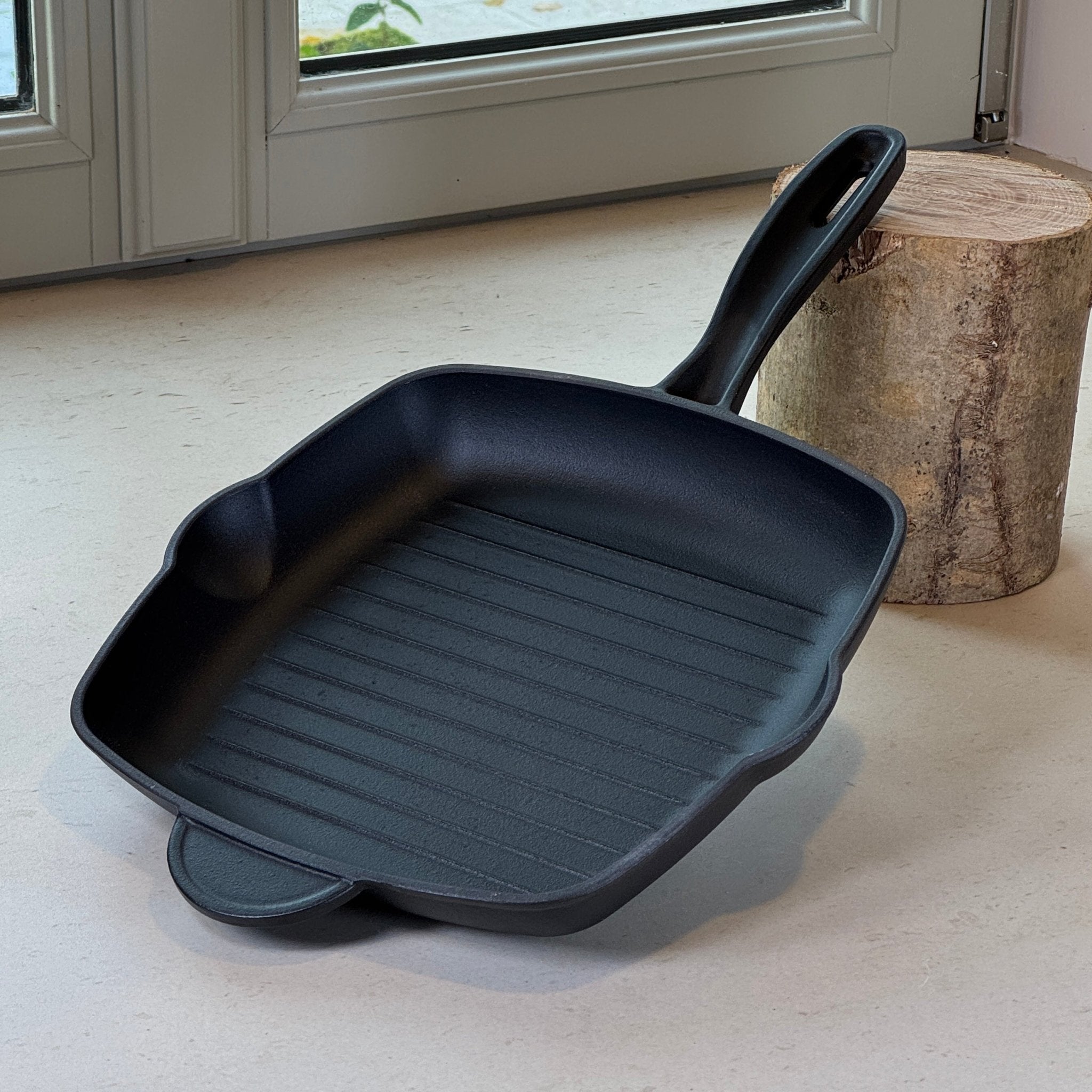 Grill en fonte noir mat carré idéal pour cuire steaks, burgers et brochettes comme au barbecue en intérieur