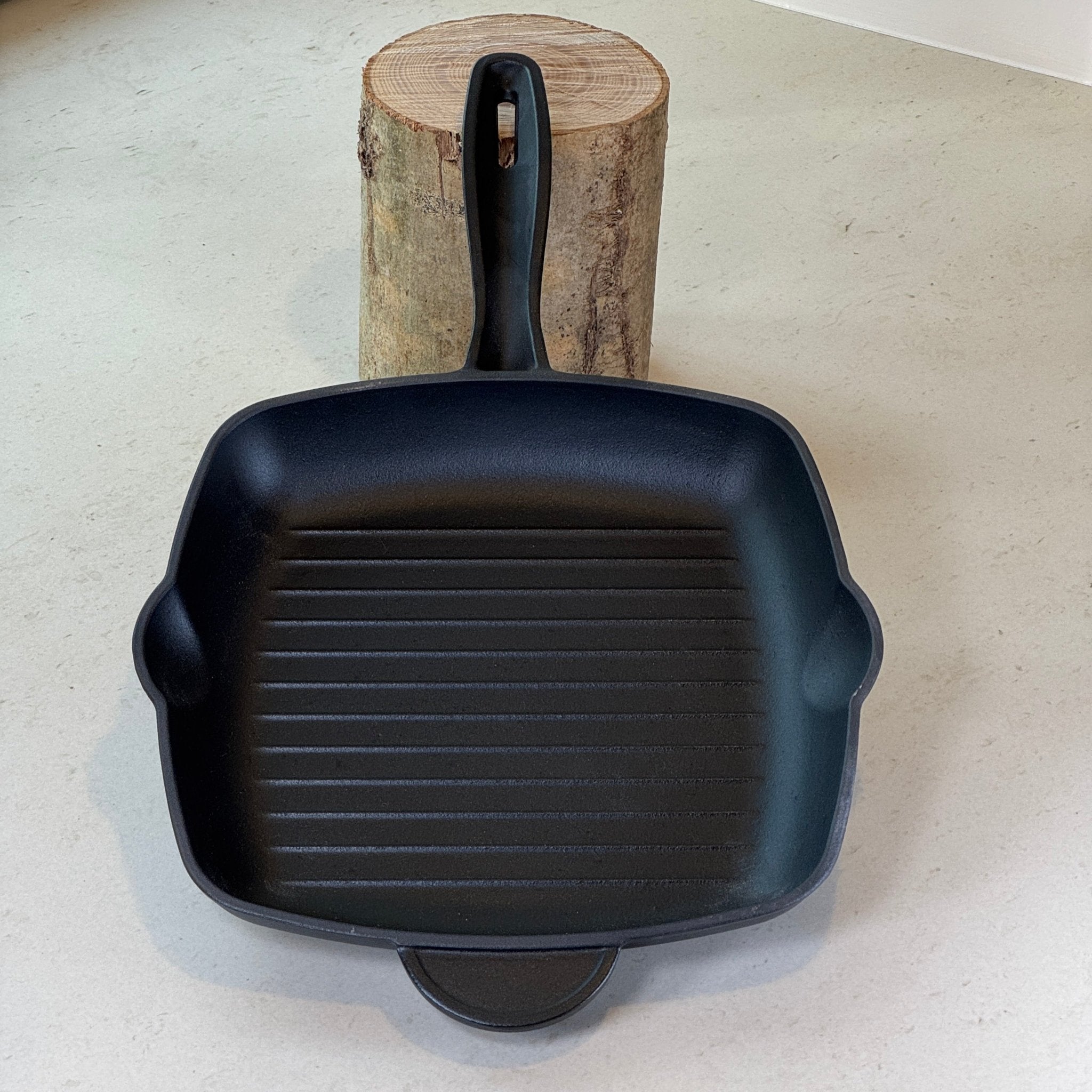 Grill en fonte noir mat avec poignée ergonomique pour grillades estivales, poissons et légumes grillés