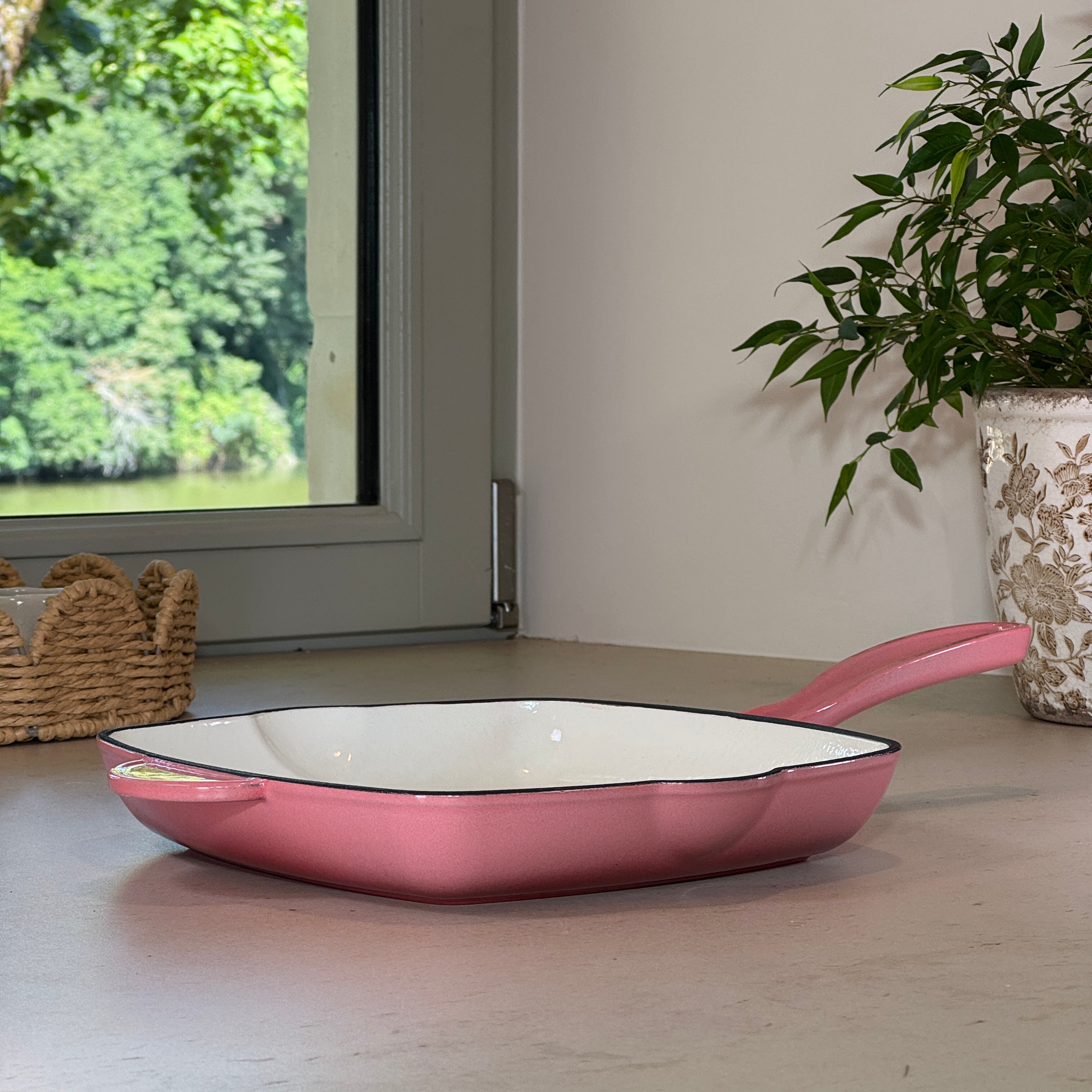 Grill rainuré en fonte émaillée Rose pour cuisson saine des viandes et légumes