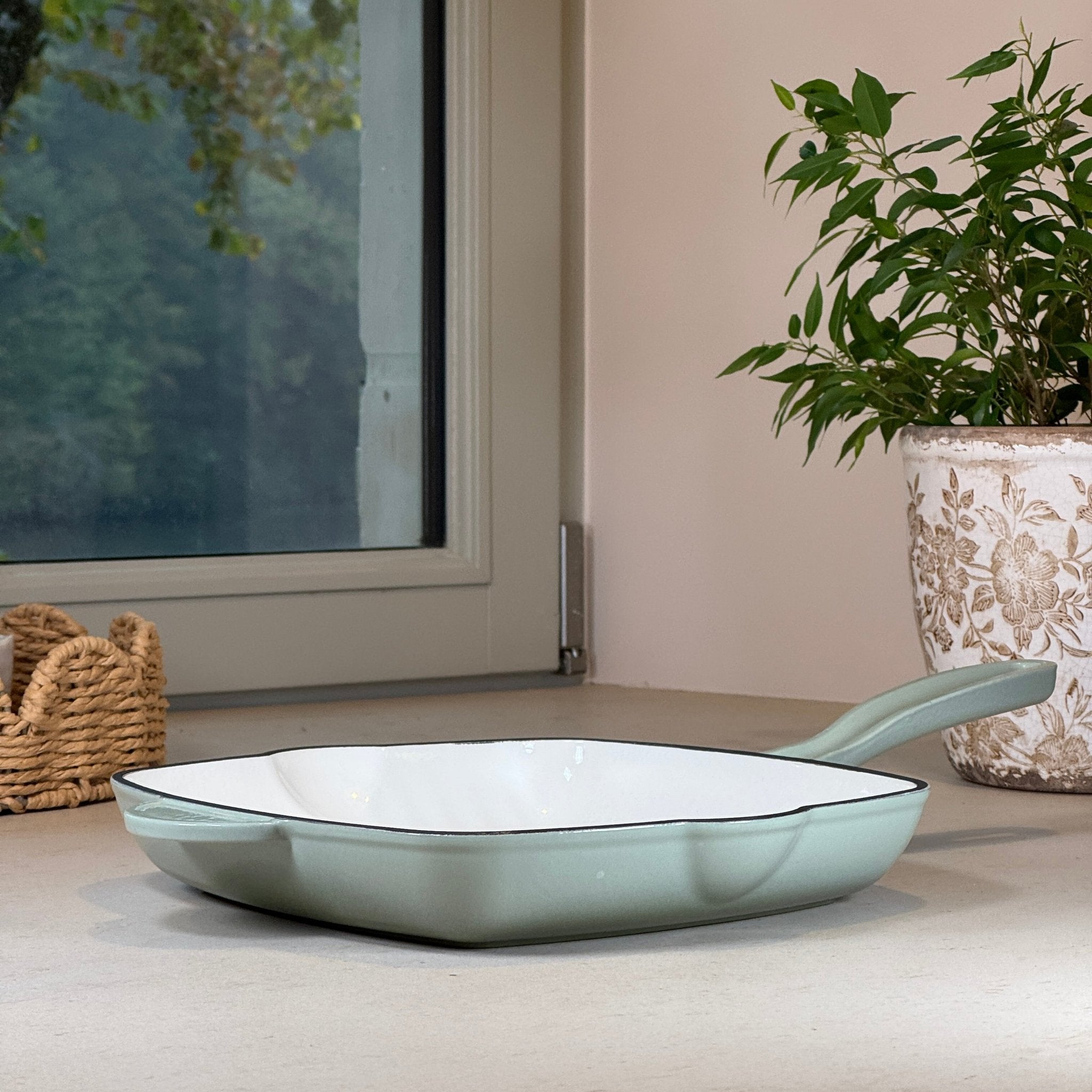 Grill rainuré en fonte émaillée Vert Sauge pour cuisson saine des viandes et légumes