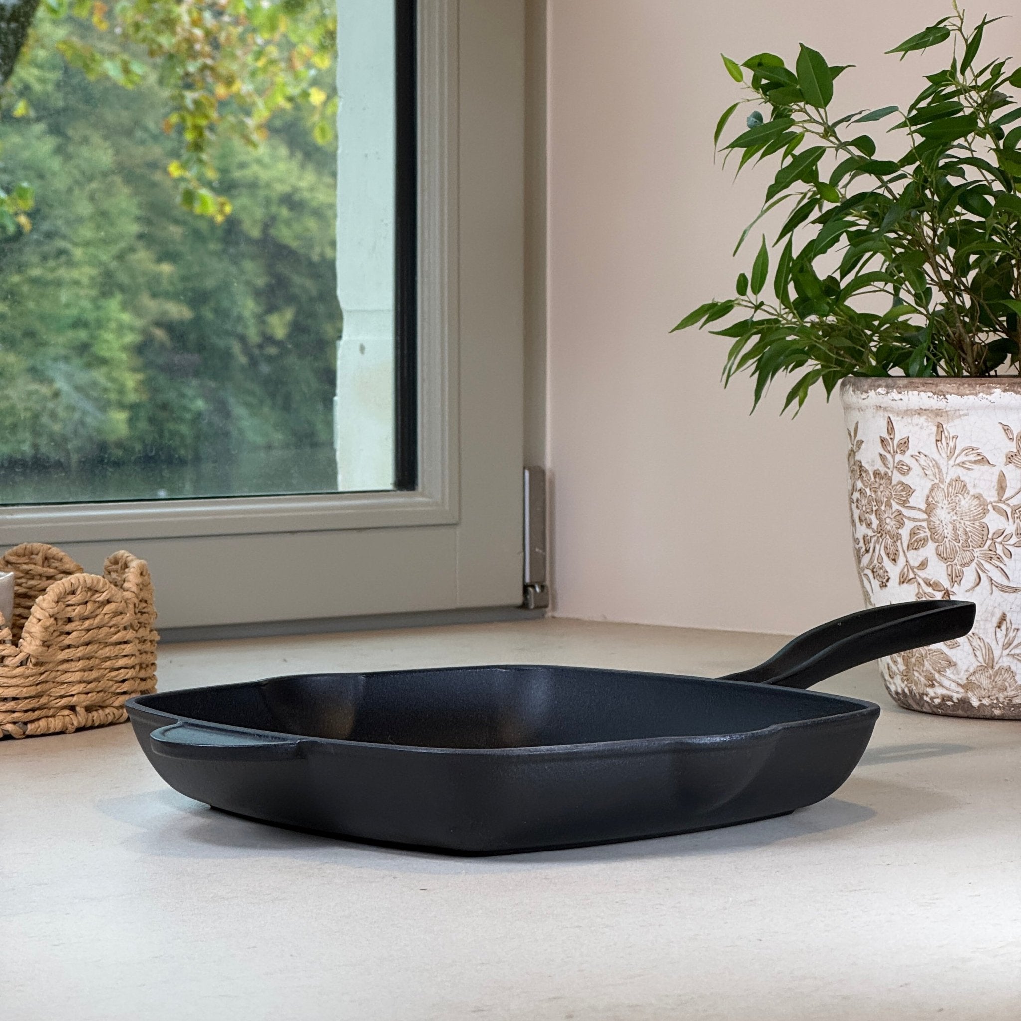 Grill rainuré en fonte Noir Mat pour cuisson saine des viandes et légumes