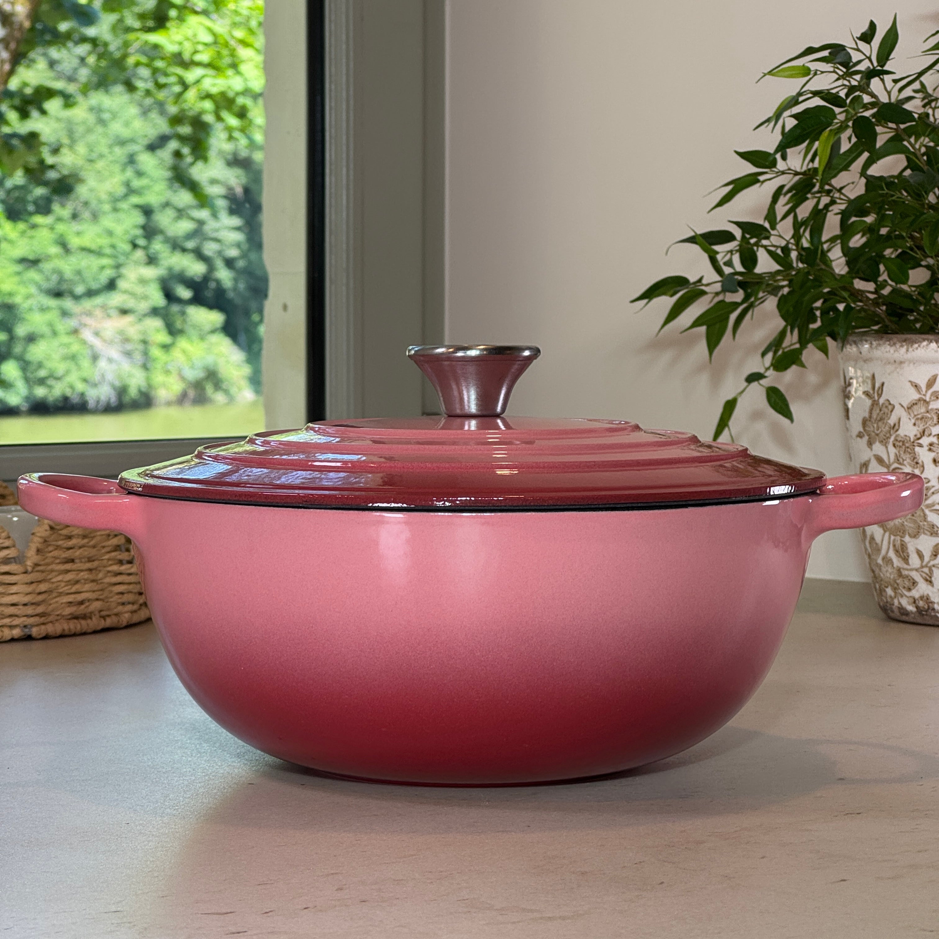 Marmite en fonte émaillée Rose 26 cm idéale pour soupes, bouillons et plats mijotés