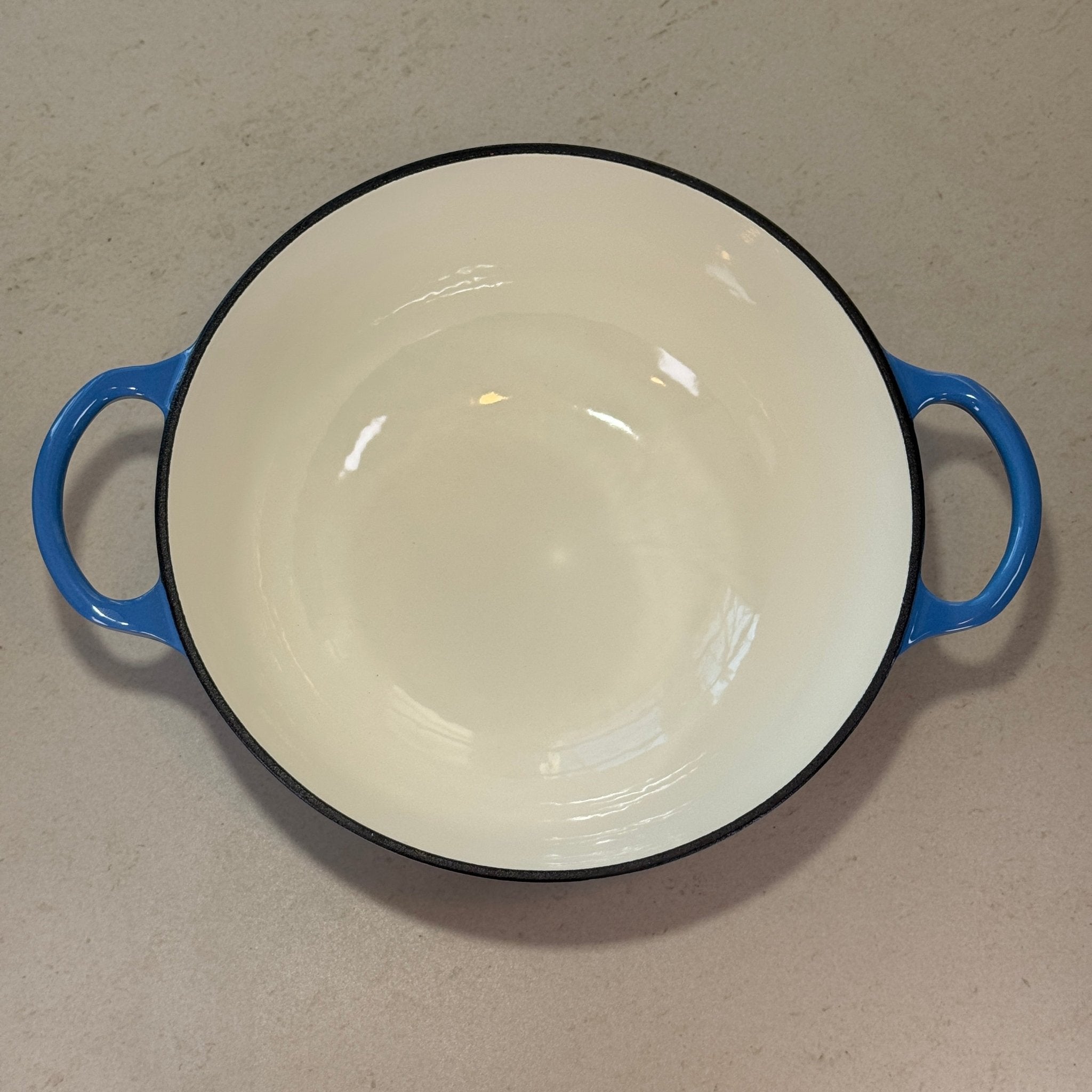 Marmite en fonte émaillée bleu perle à bords arrondis facilitant le mélange des potages, veloutés et crèmes dessert