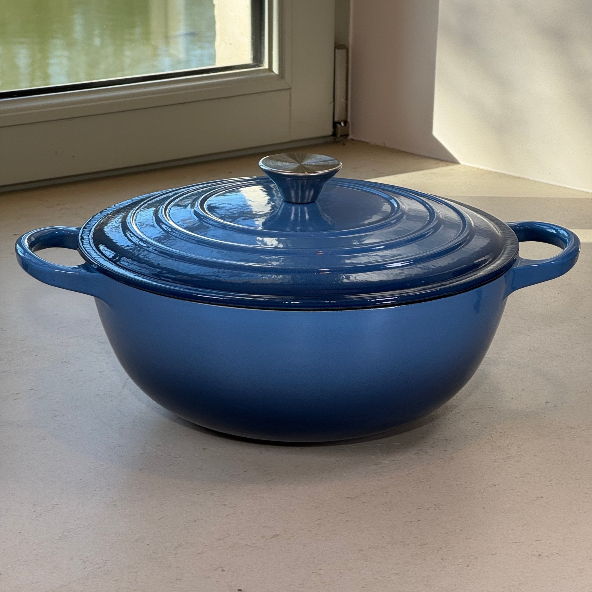 Marmite en fonte émaillée bleu perle avec couvercle sans picots idéale pour préserver la texture des crèmes et sauces lactées