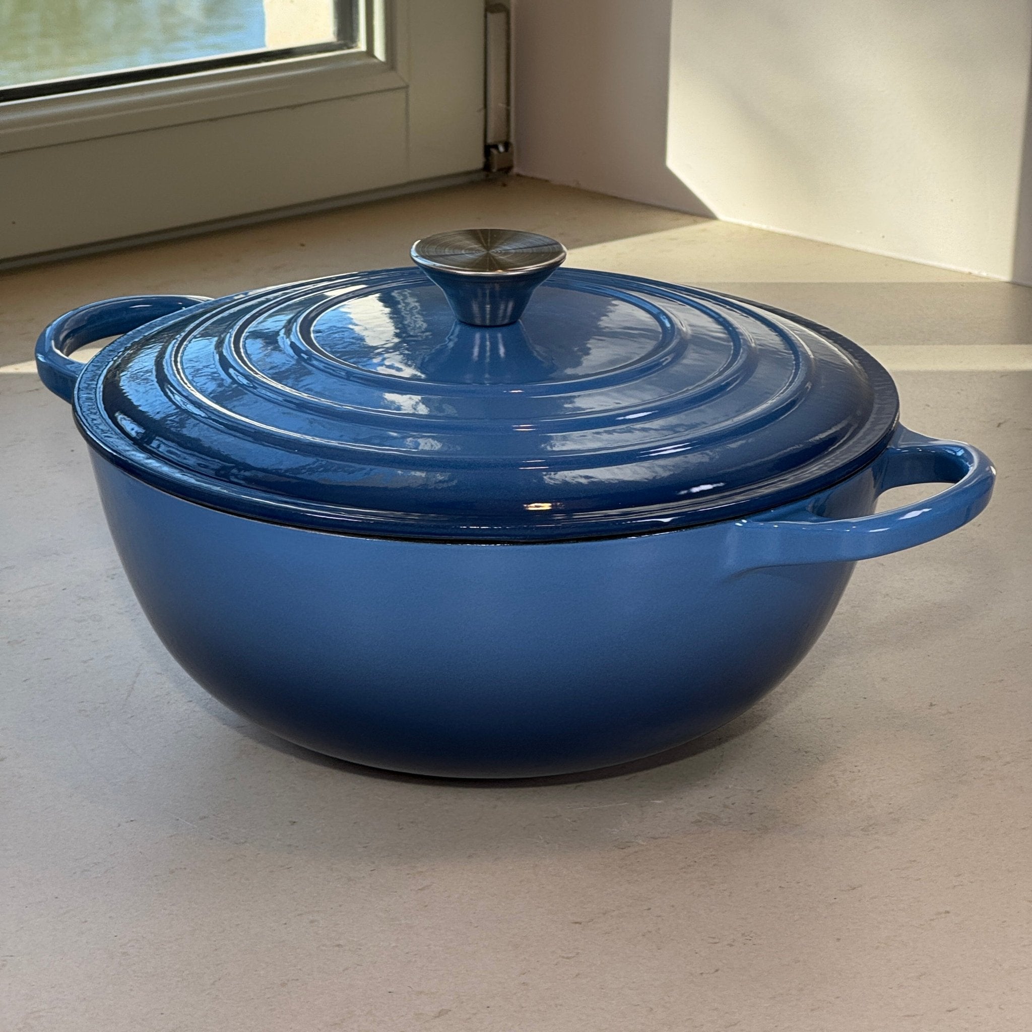 Marmite en fonte émaillée bleu perle parfaite pour risotto crémeux, soupes maison et préparations onctueuses