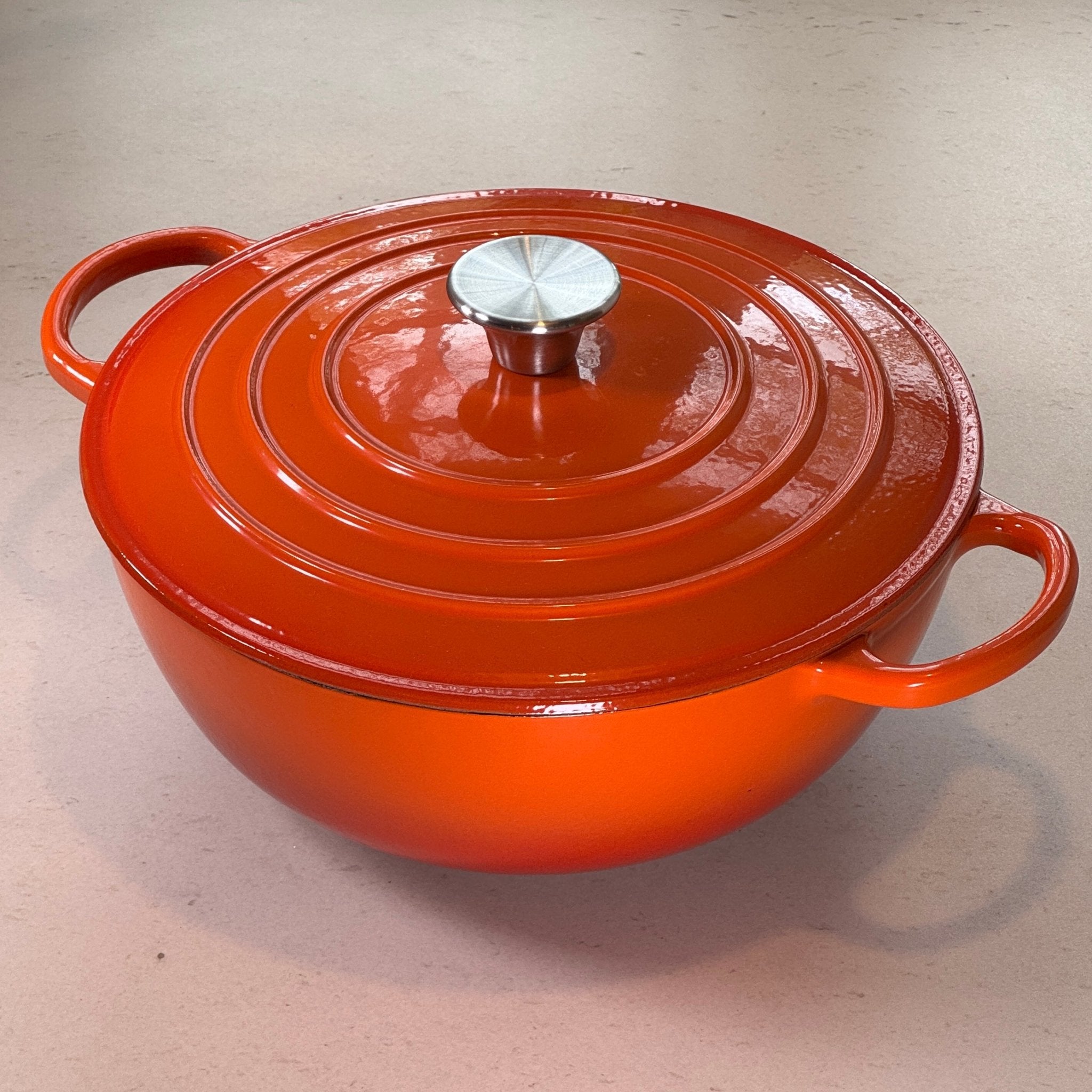 Marmite en fonte émaillée orange parfaite pour risotto crémeux, soupes maison et préparations onctueuses