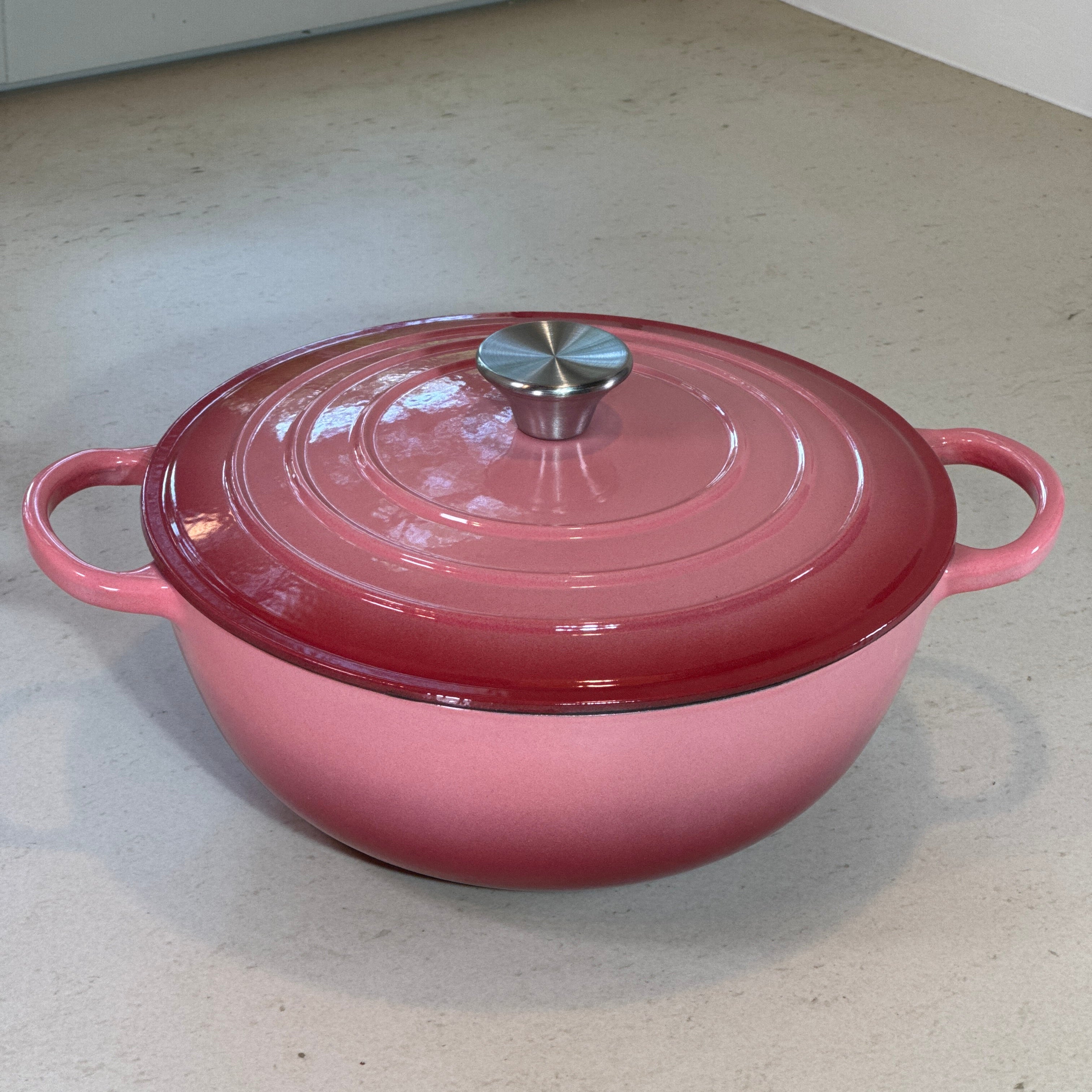 Marmite en fonte émaillée rose avec couvercle sans picots idéale pour préserver la texture des crèmes et sauces lactées