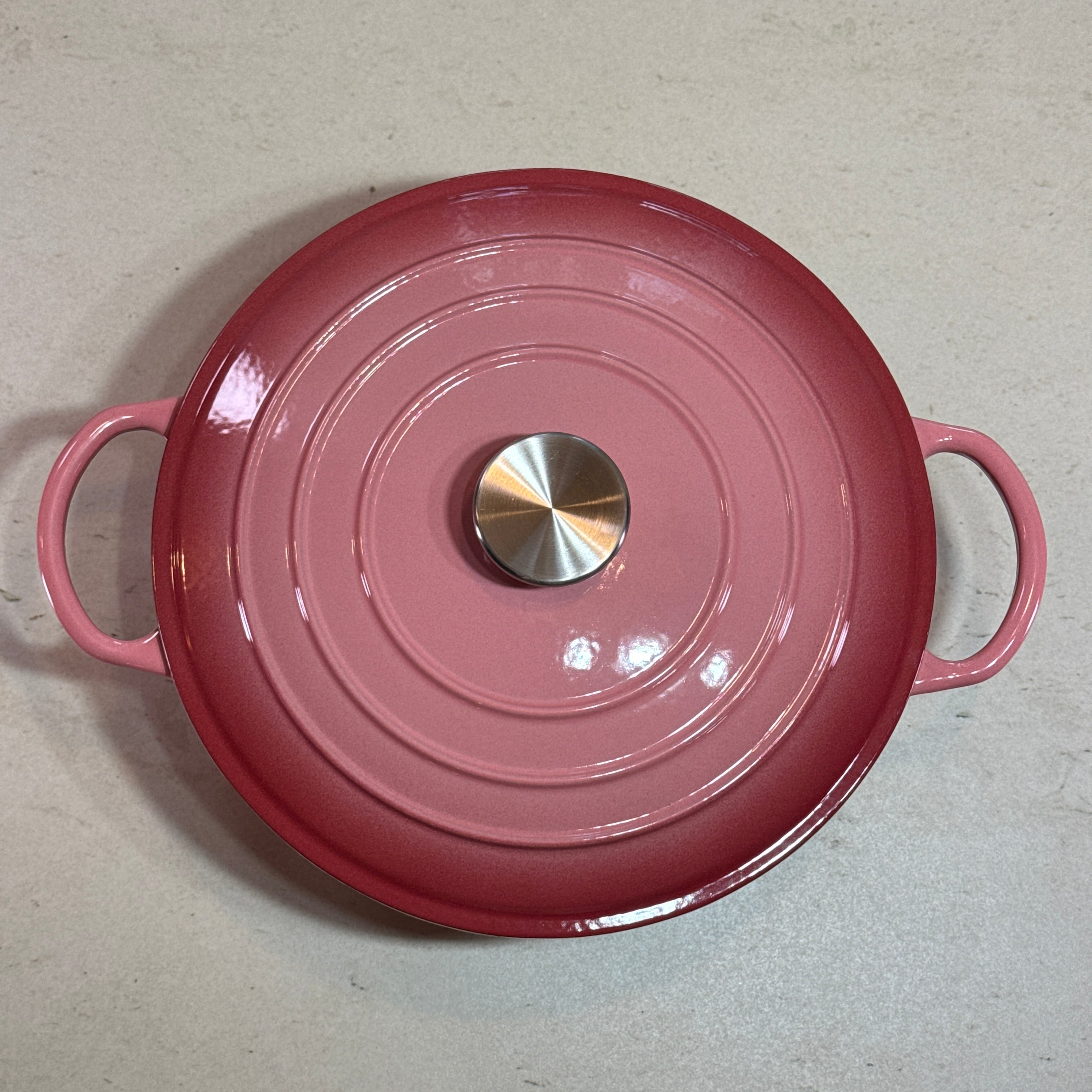 Marmite ronde en fonte émaillée rose adaptée à la cuisson de sauces, béchamel et préparations à base de lait