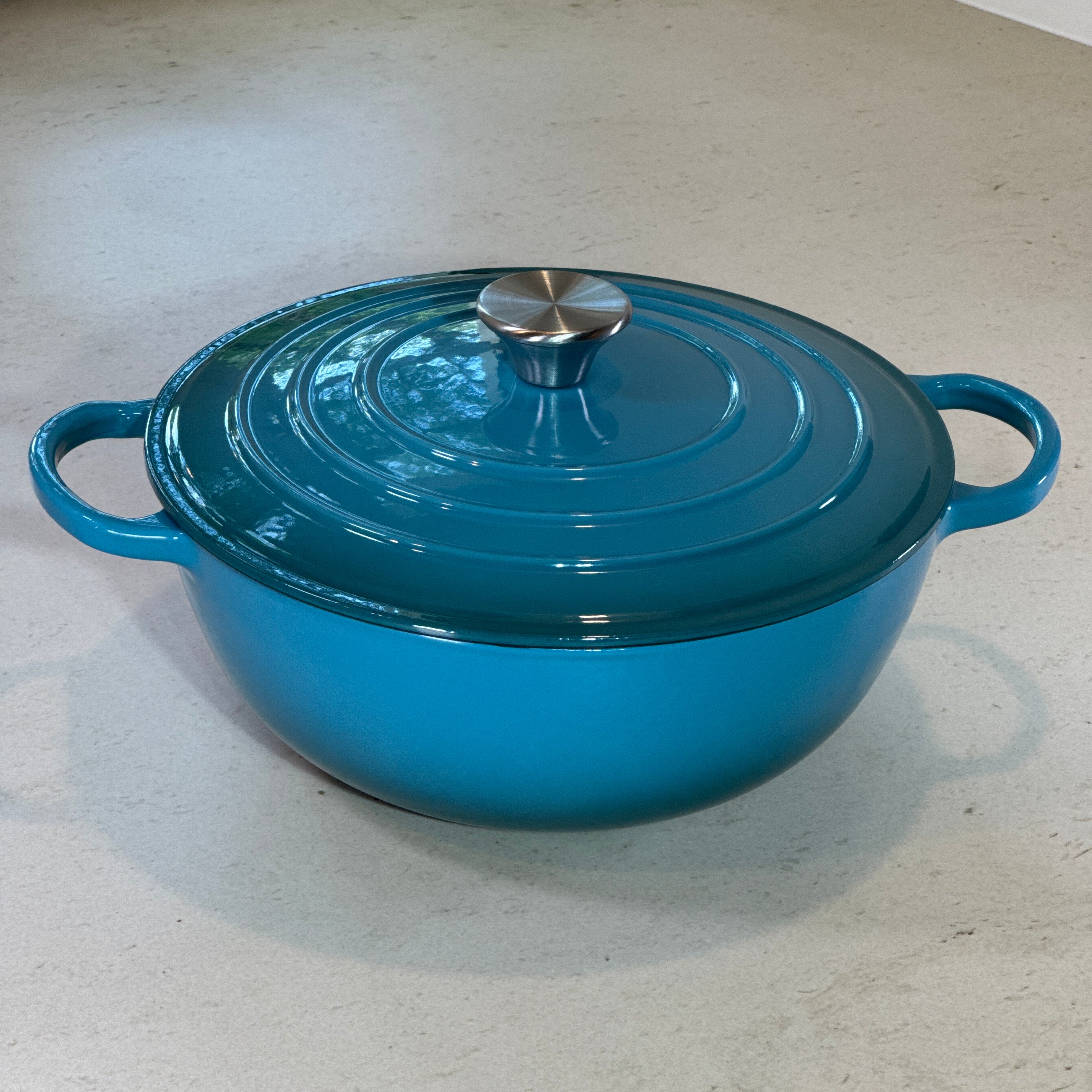 Marmite en fonte émaillée turquoise avec couvercle sans picots idéale pour préserver la texture des crèmes et sauces lactées