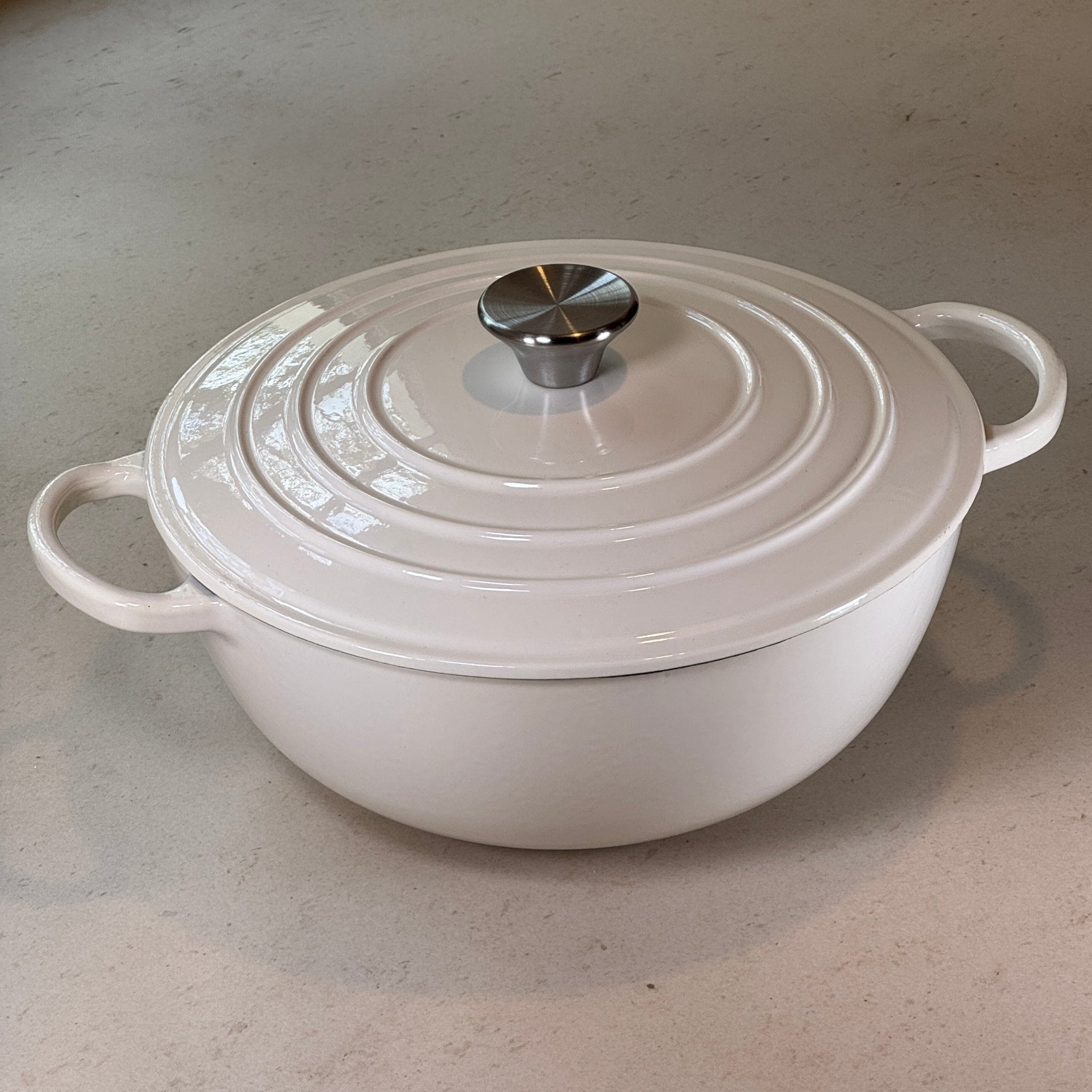 Marmite ronde en fonte émaillée blanc vanille conçue pour une cuisson douce et maîtrisée des préparations liquides