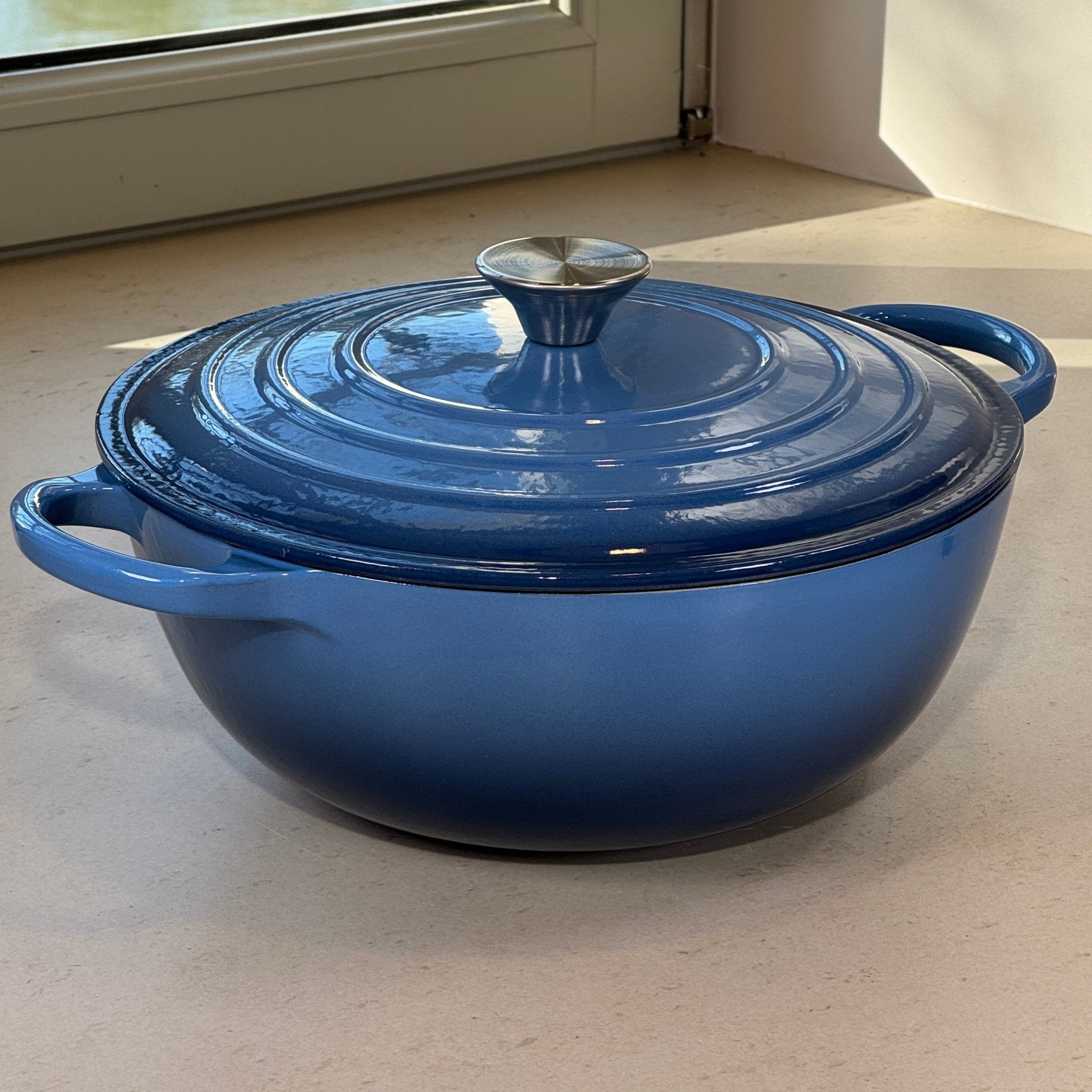 Marmite ronde en fonte émaillée bleu perle conçue pour une cuisson douce et maîtrisée des préparations liquides