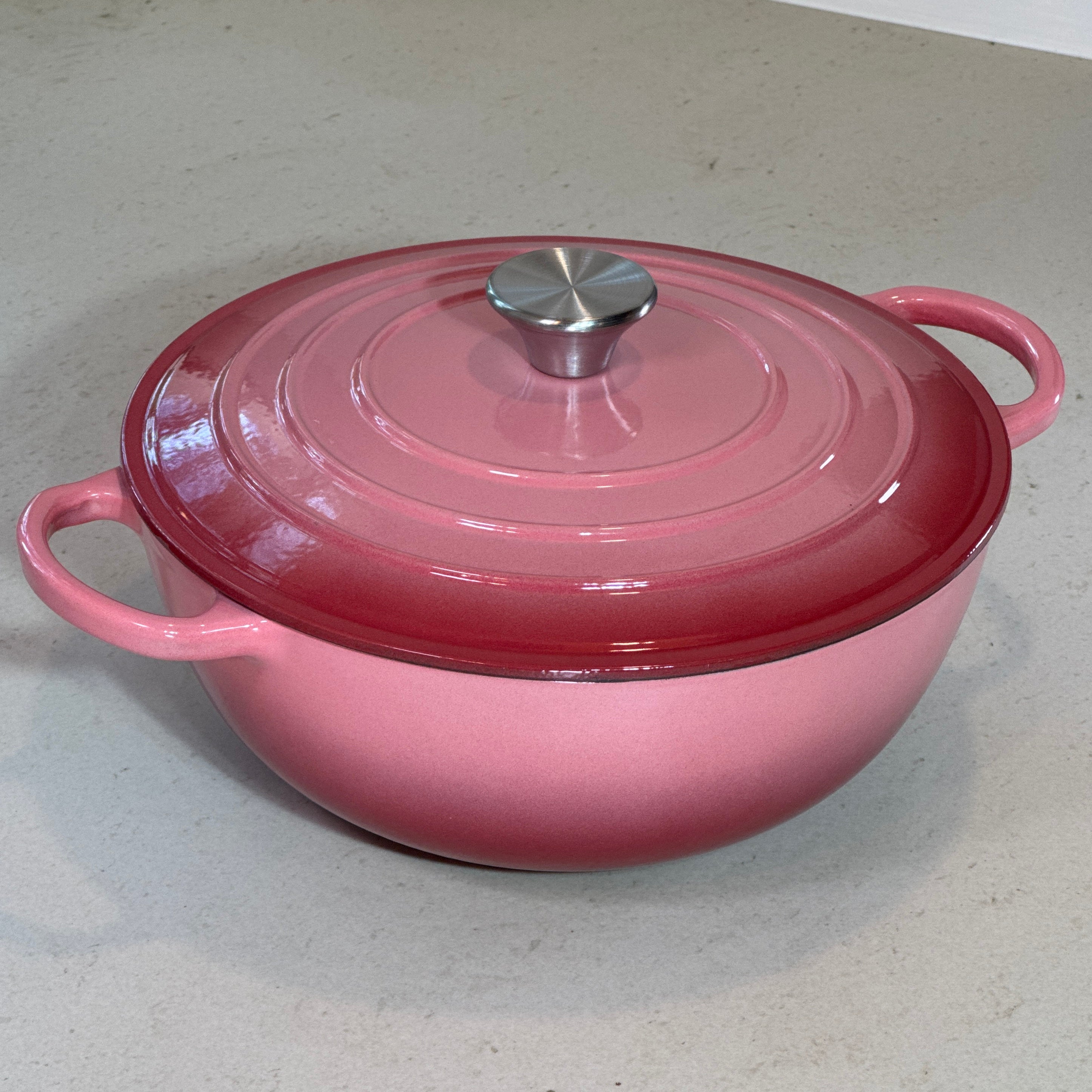 Marmite ronde en fonte émaillée rose conçue pour une cuisson douce et maîtrisée des préparations liquides