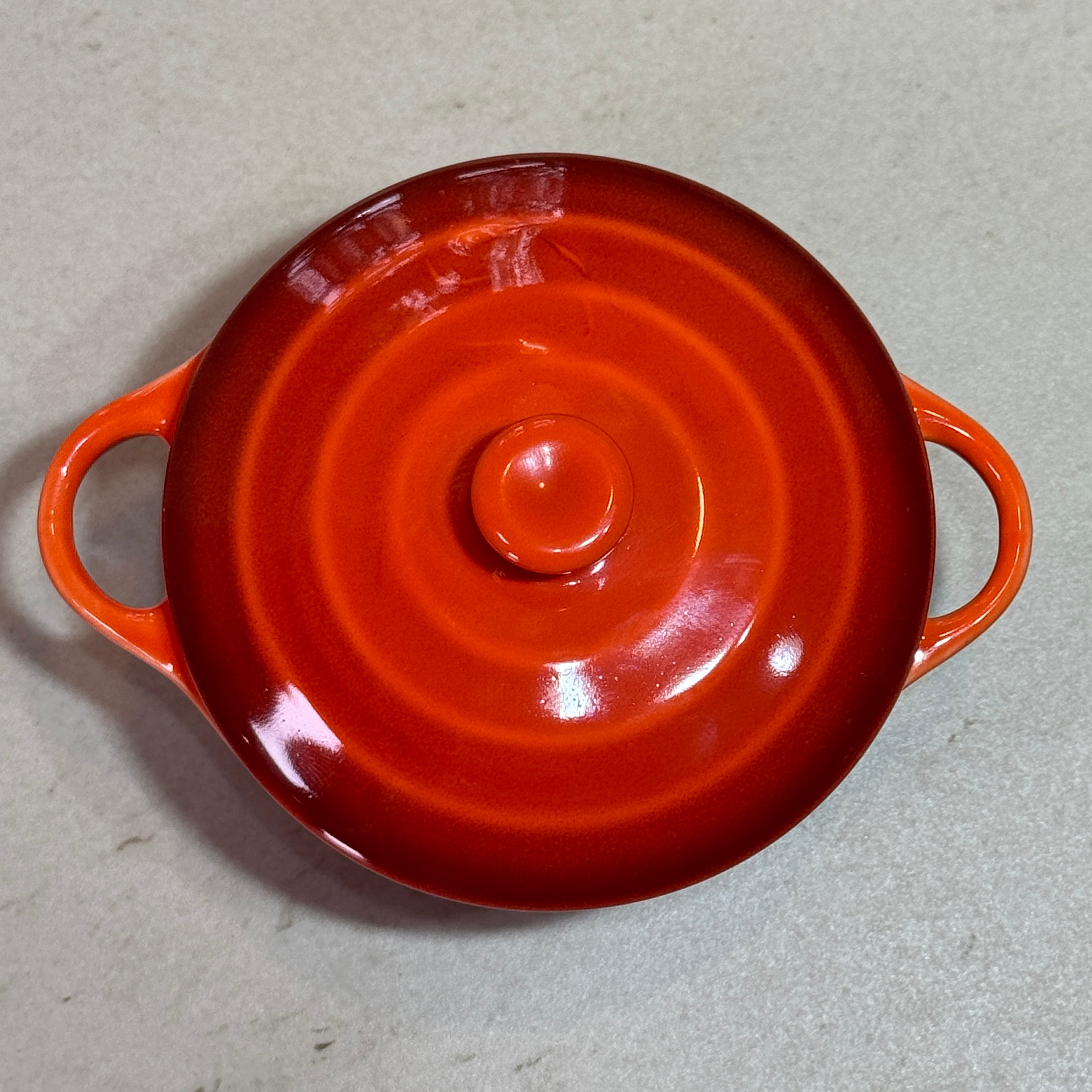 Mini cocotte en céramique émaillée orange 220 ml avec couvercle, compatible four, micro-ondes et lave-vaisselle.