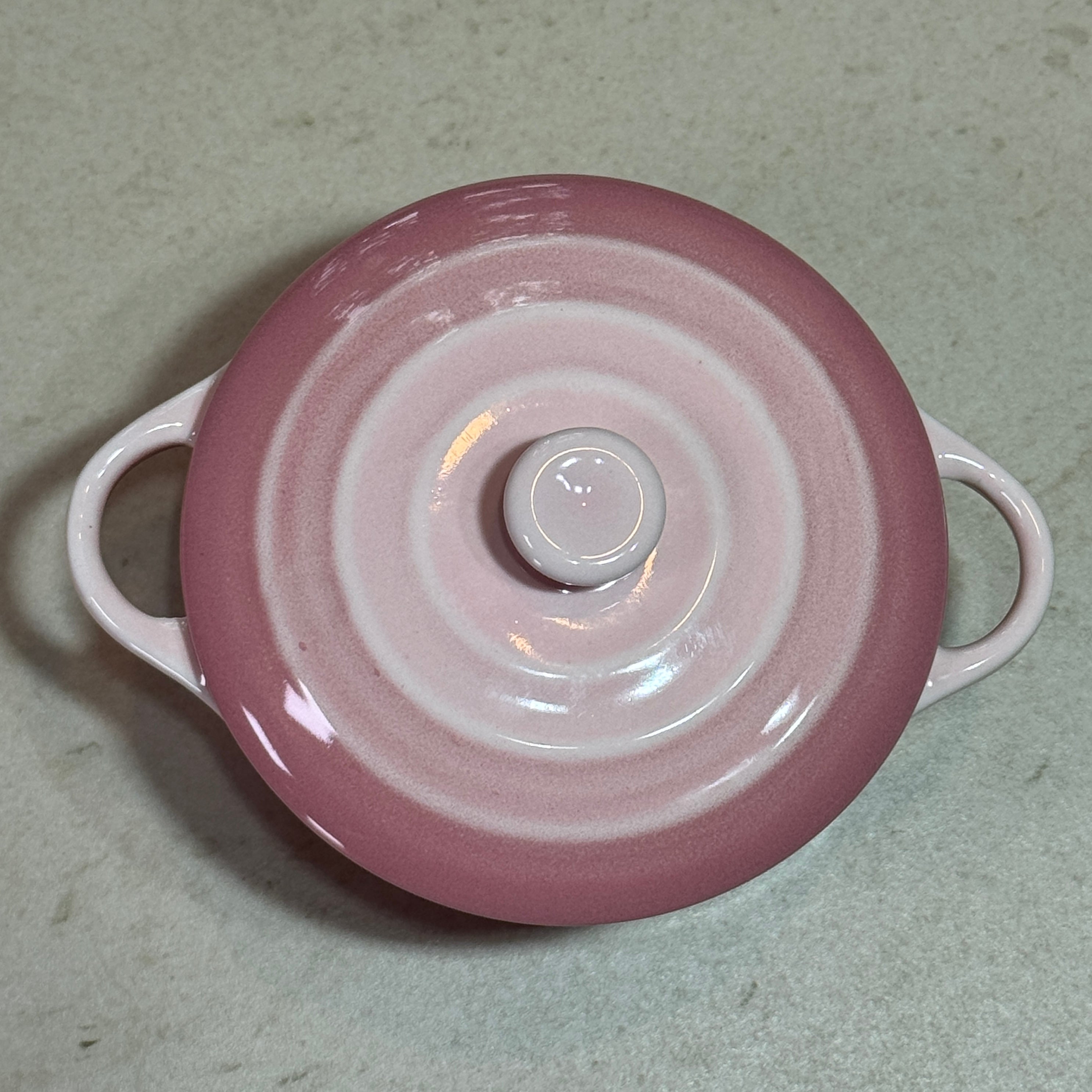 Mini cocotte en céramique émaillée rose 220 ml avec couvercle, compatible four, micro-ondes et lave-vaisselle.