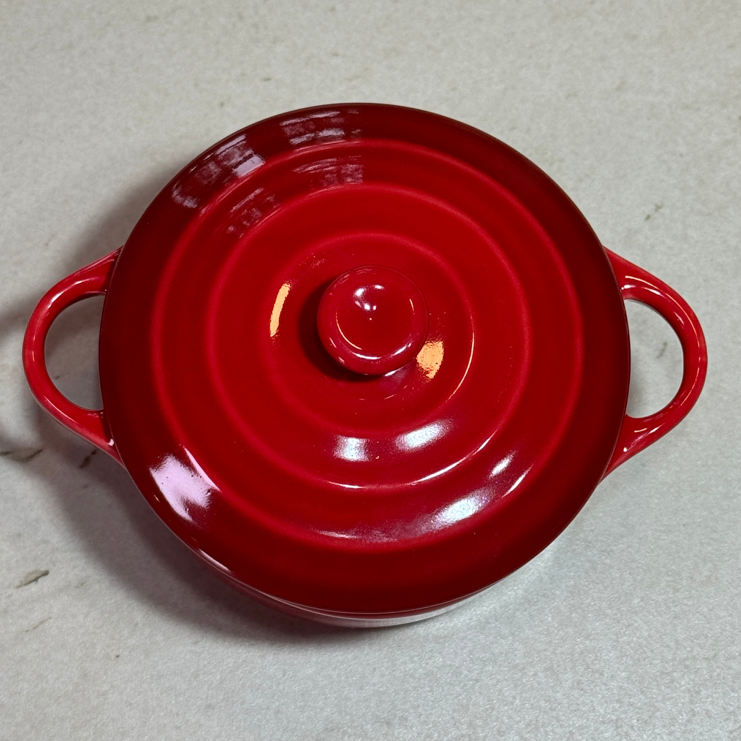 Mini cocotte en céramique émaillée rouge 220 ml avec couvercle, compatible four, micro-ondes et lave-vaisselle.