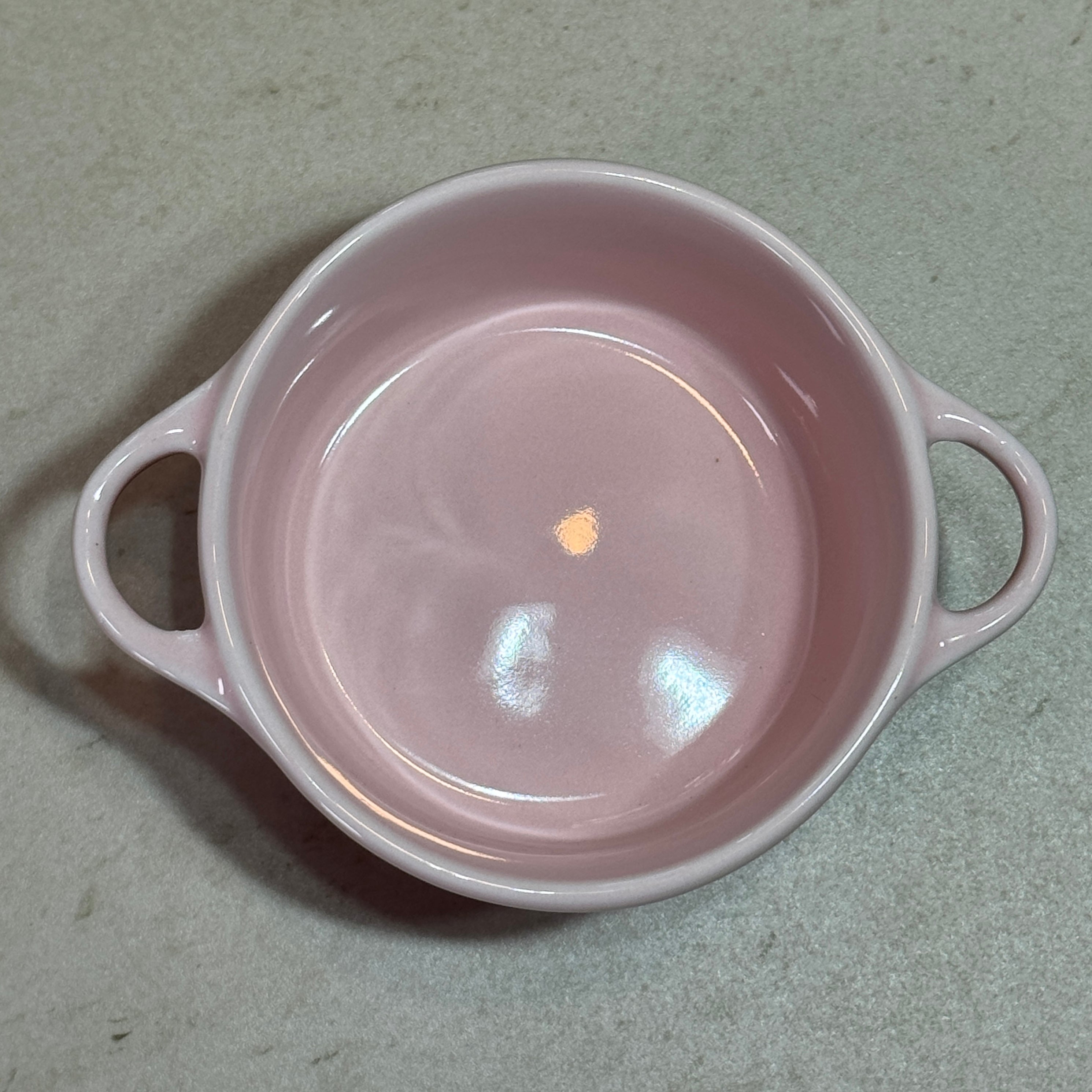 Intérieur de la mini cocotte en céramique émaillée 220 ml rose avec poignées, idéale pour les plats individuels.