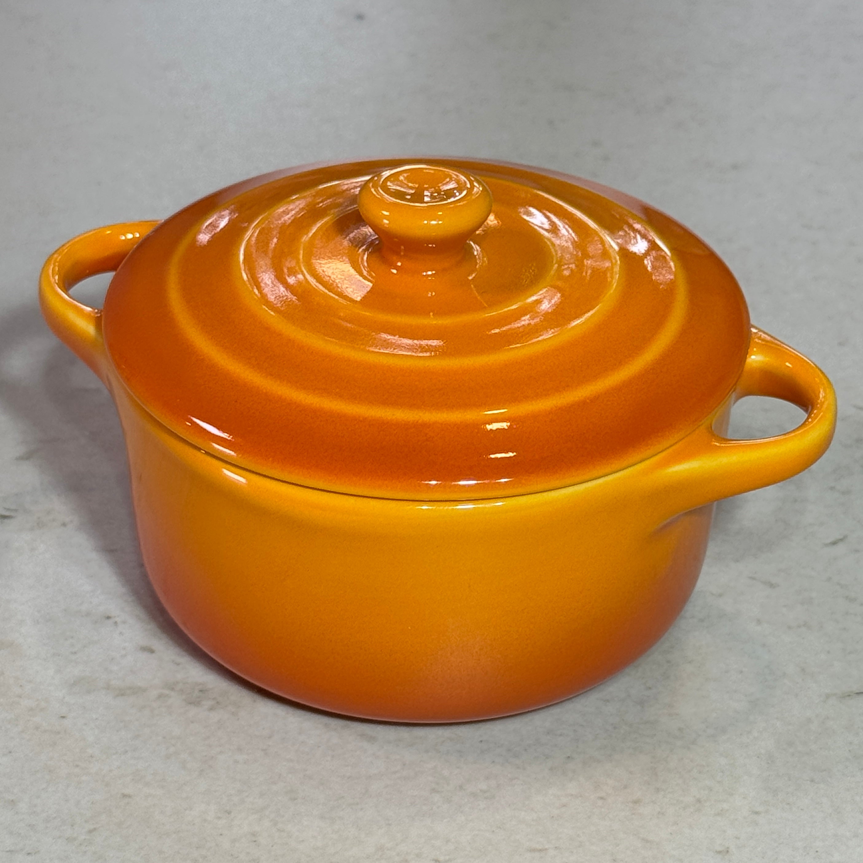 Vue de profil de la mini cocotte en céramique émaillée jaune 220 ml avec poignées et couvercle.
