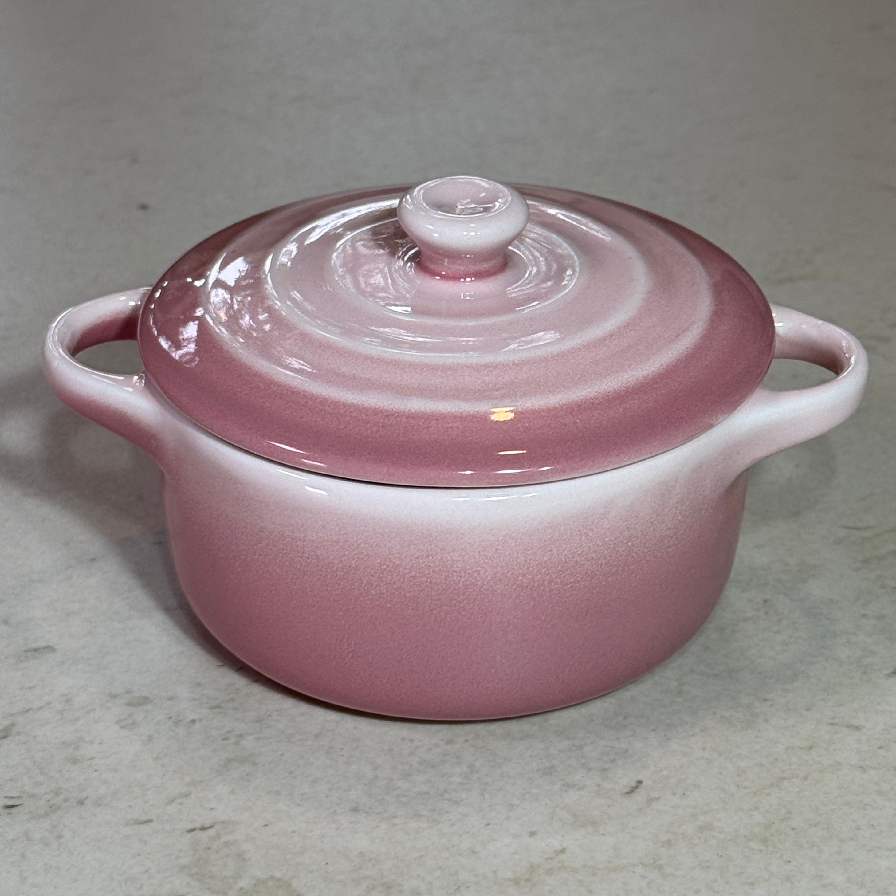 Mini cocotte en céramique émaillée rose au design traditionnel avec trois cercles sur le couvercle.