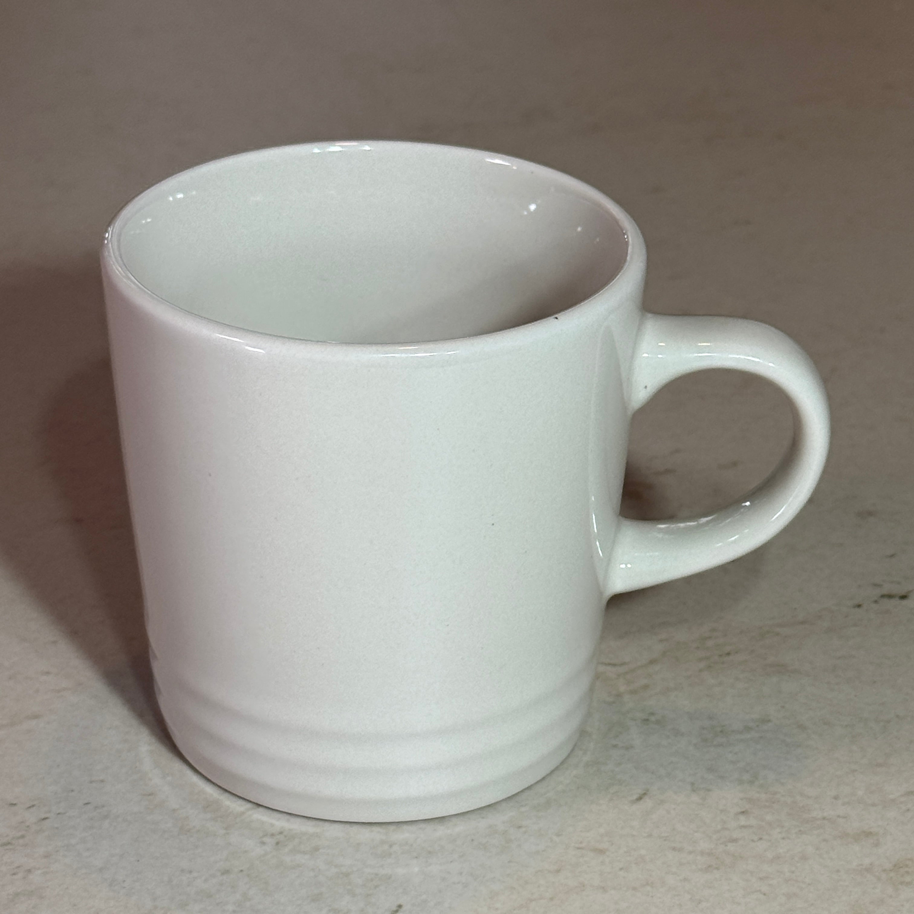 Mug en céramique émaillée blanc 350 ml avec anse ergonomique, compatible micro-ondes, four et lave-vaisselle.