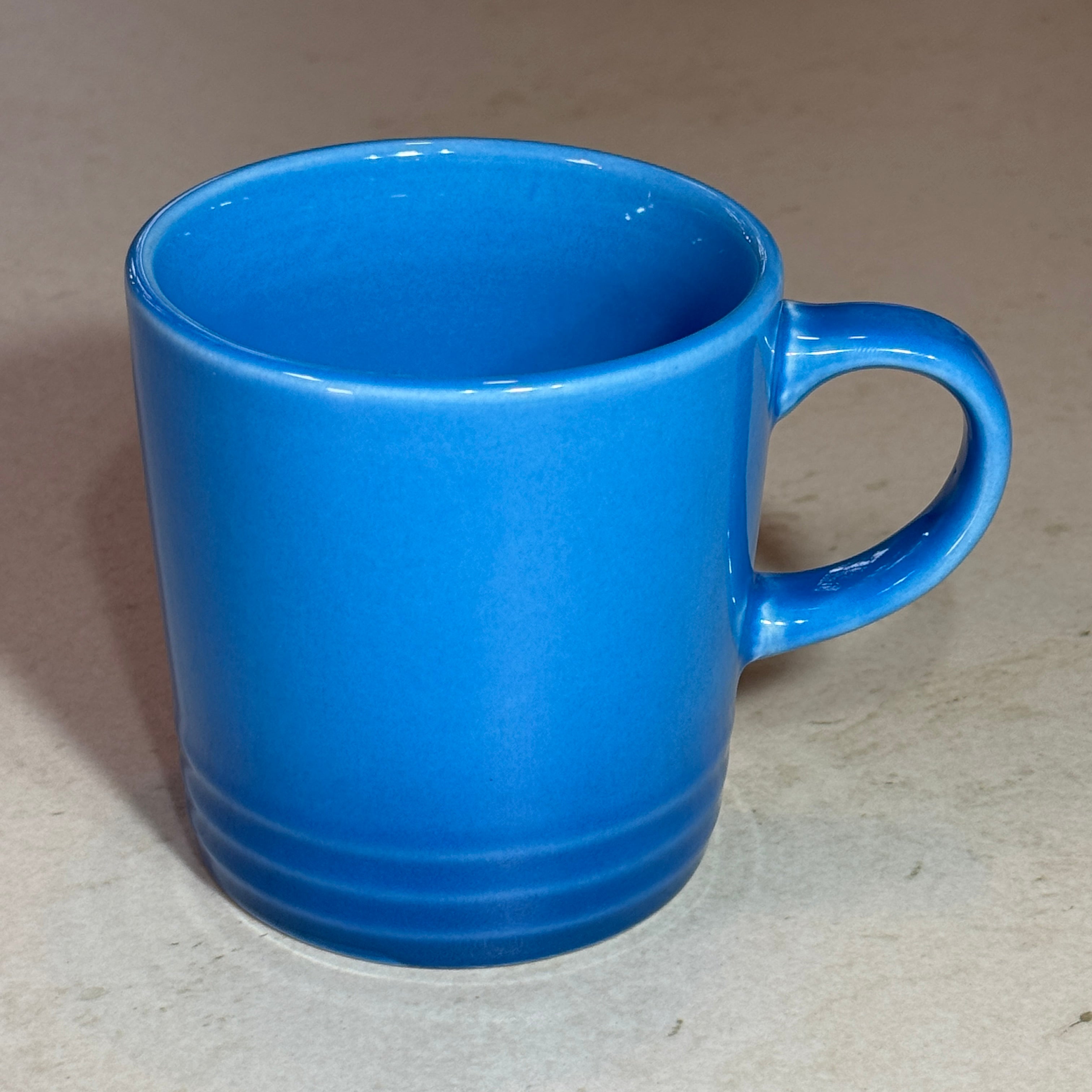 Mug en céramique émaillée bleu 350 ml avec anse ergonomique, compatible micro-ondes, four et lave-vaisselle.