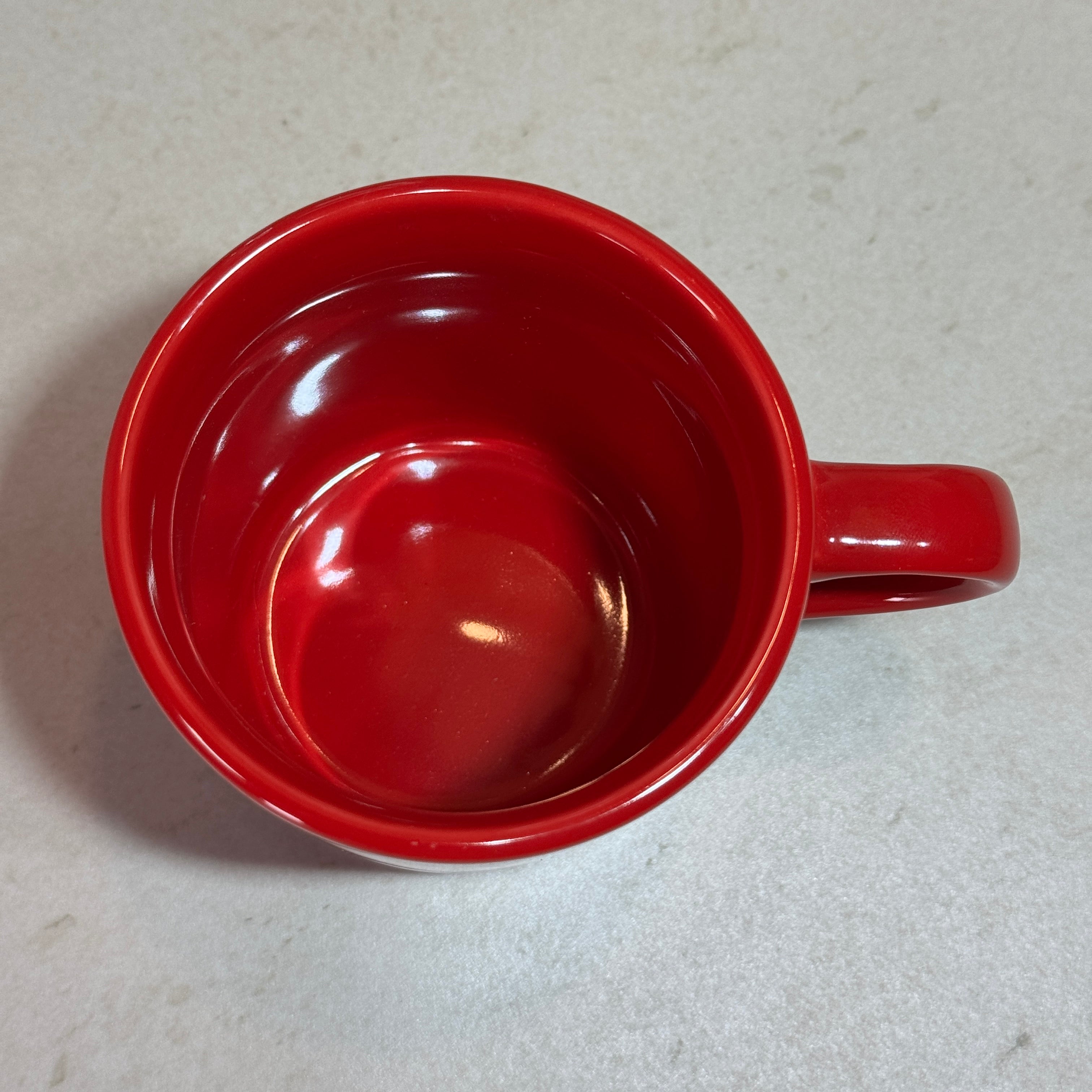 Intérieur du mug en céramique émaillée rouge 350 ml, idéal pour le café, le thé, les infusions et le chocolat chaud.