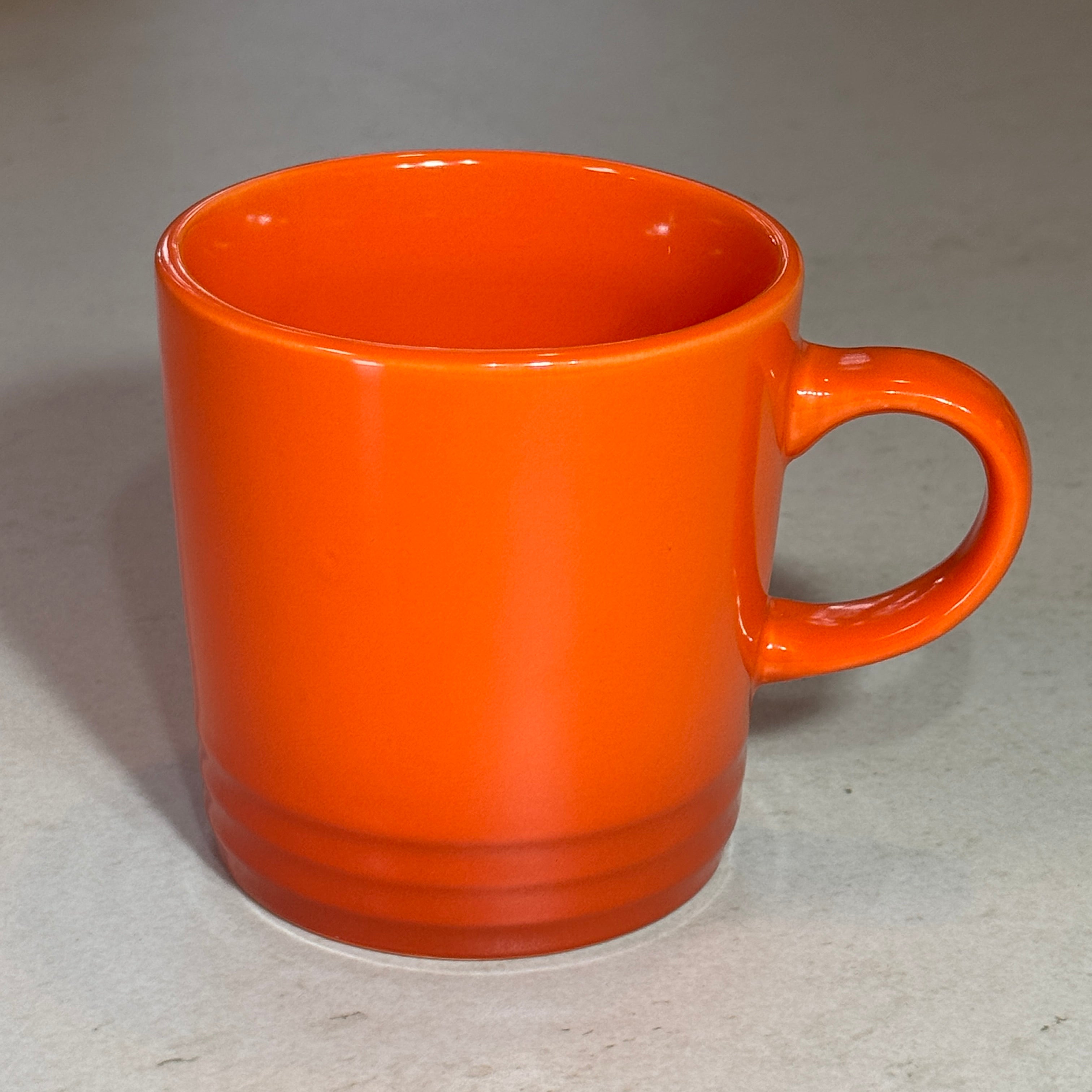 Mug en céramique émaillée orange 350 ml avec anse ergonomique, compatible micro-ondes, four et lave-vaisselle.