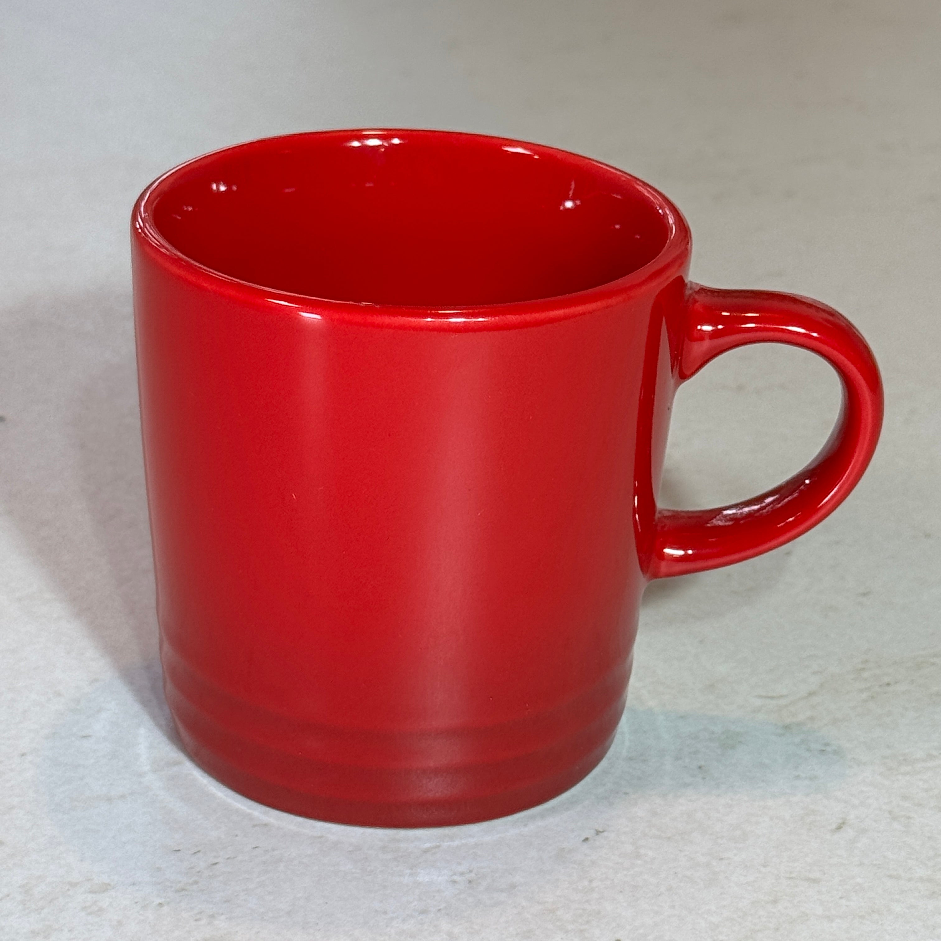 Mug en céramique émaillée rouge 350 ml avec anse ergonomique, compatible micro-ondes, four et lave-vaisselle.