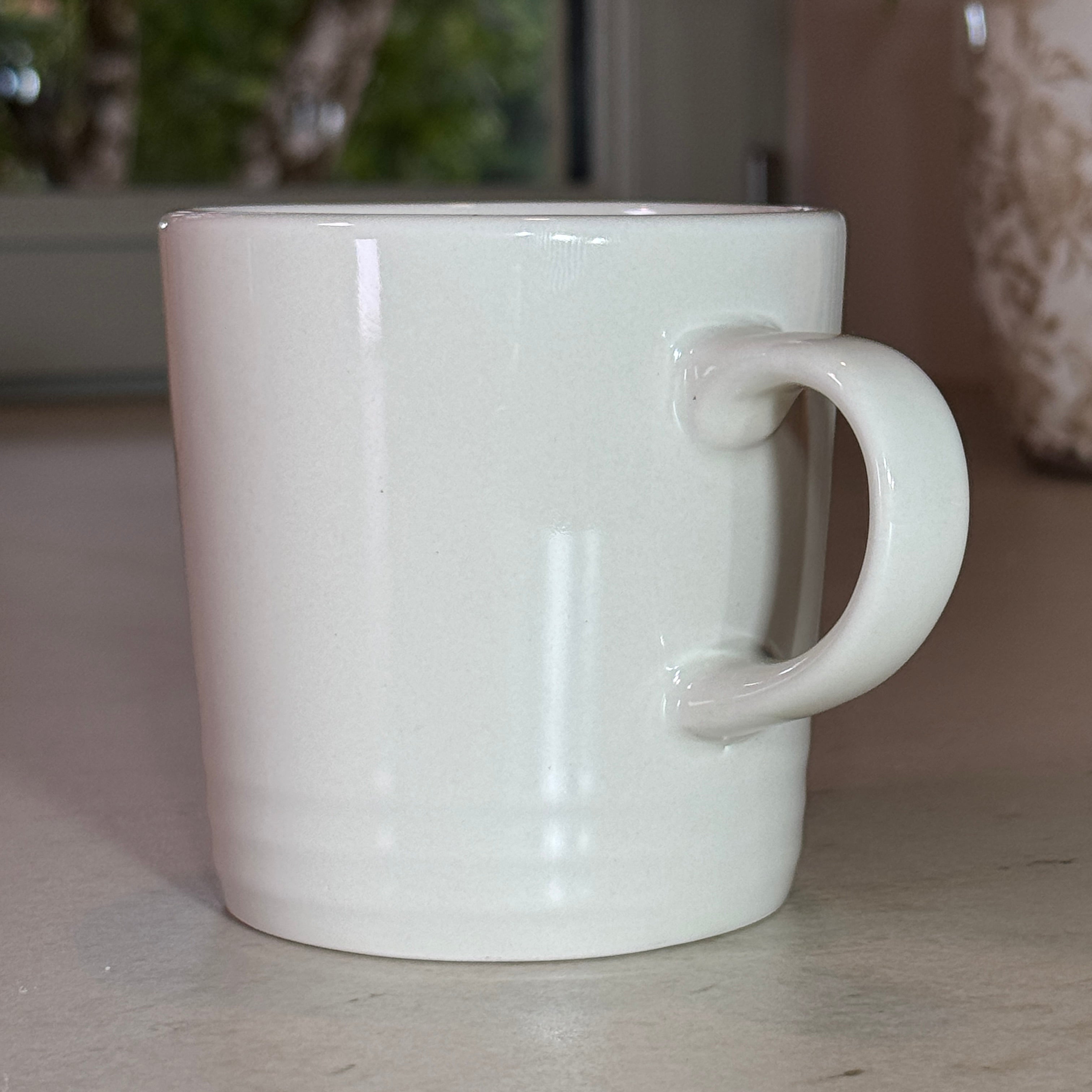 Vue de profil du mug en céramique émaillée blanc 350 ml avec finition brillante et anse confortable.