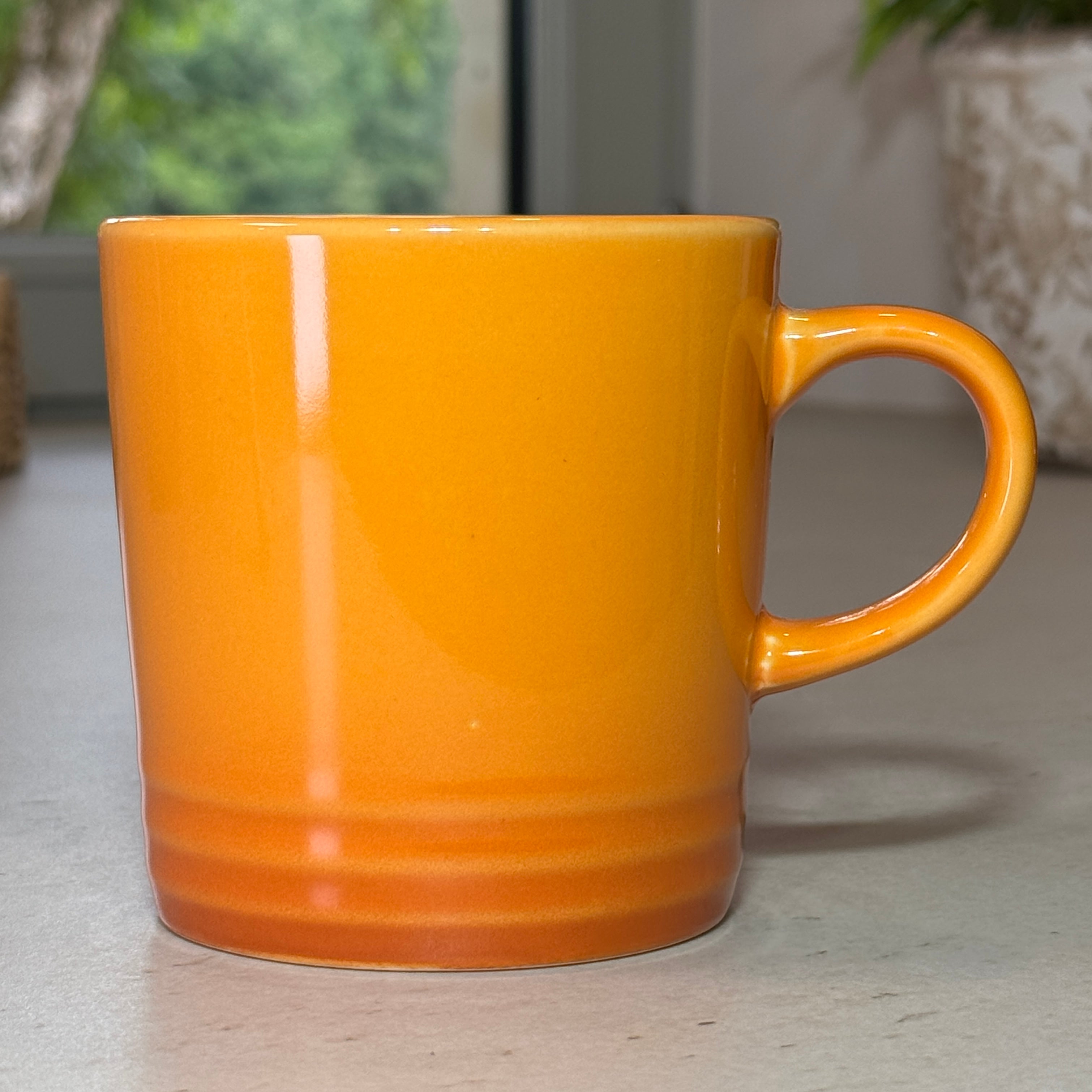 Mug en céramique émaillée jaune 350 ml au design intemporel avec trois cercles en relief à la base.