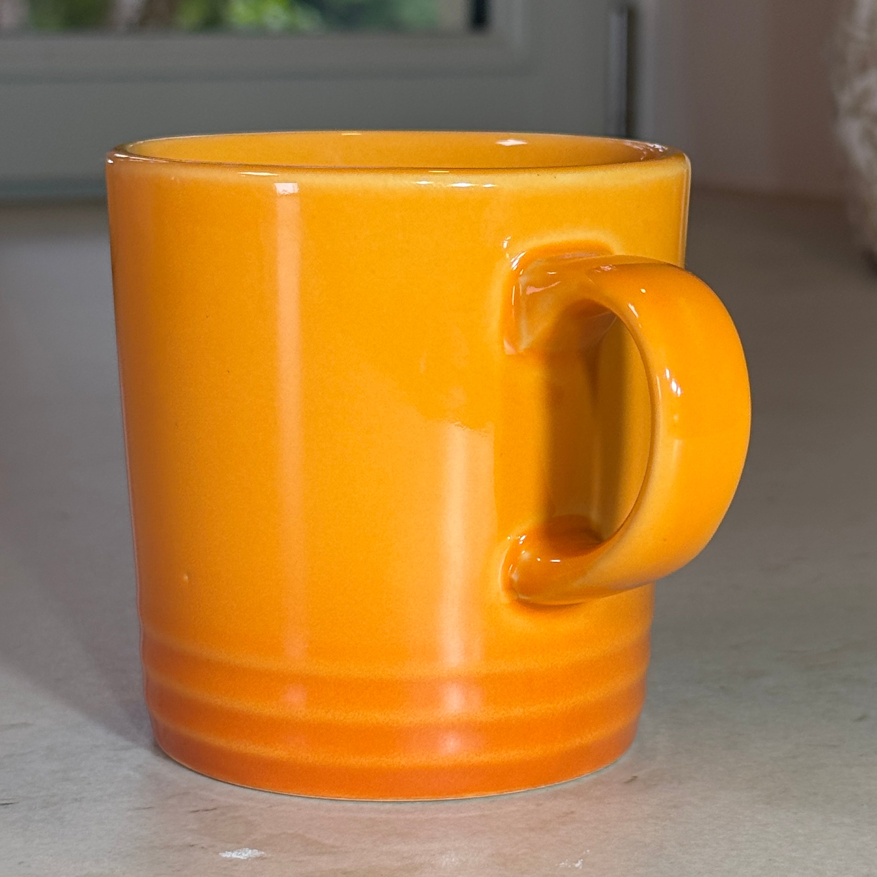 Vue de profil du mug en céramique émaillée jaune 350 ml avec finition brillante et anse confortable.