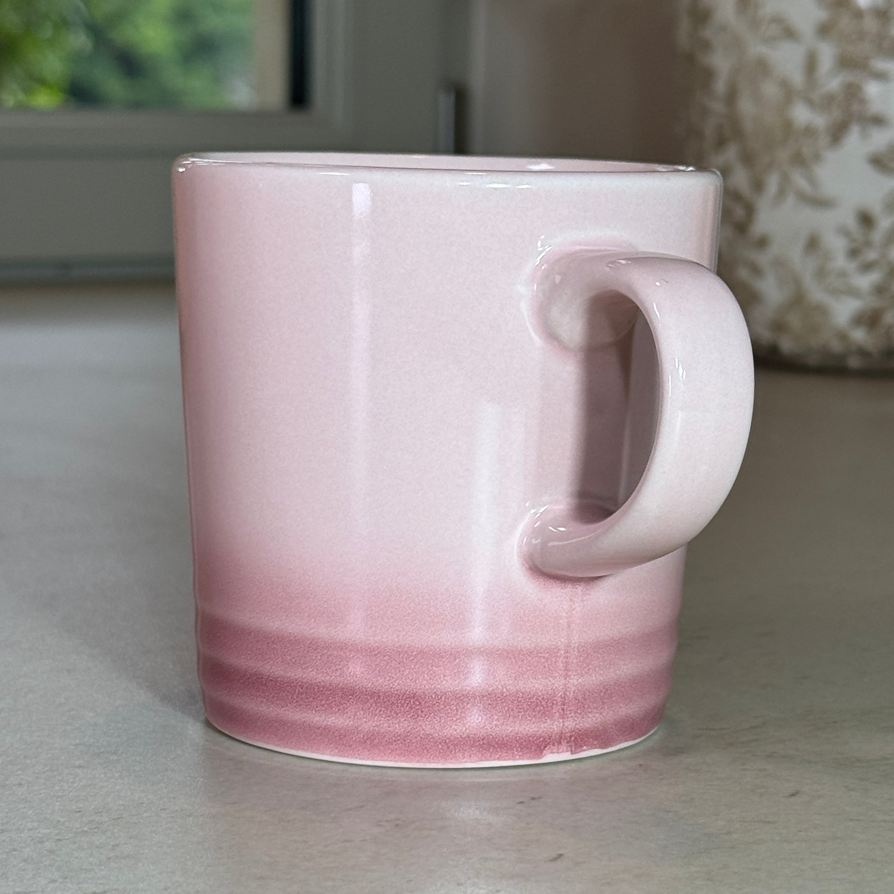 Vue de profil du mug en céramique émaillée rose 350 ml avec finition brillante et anse confortable.