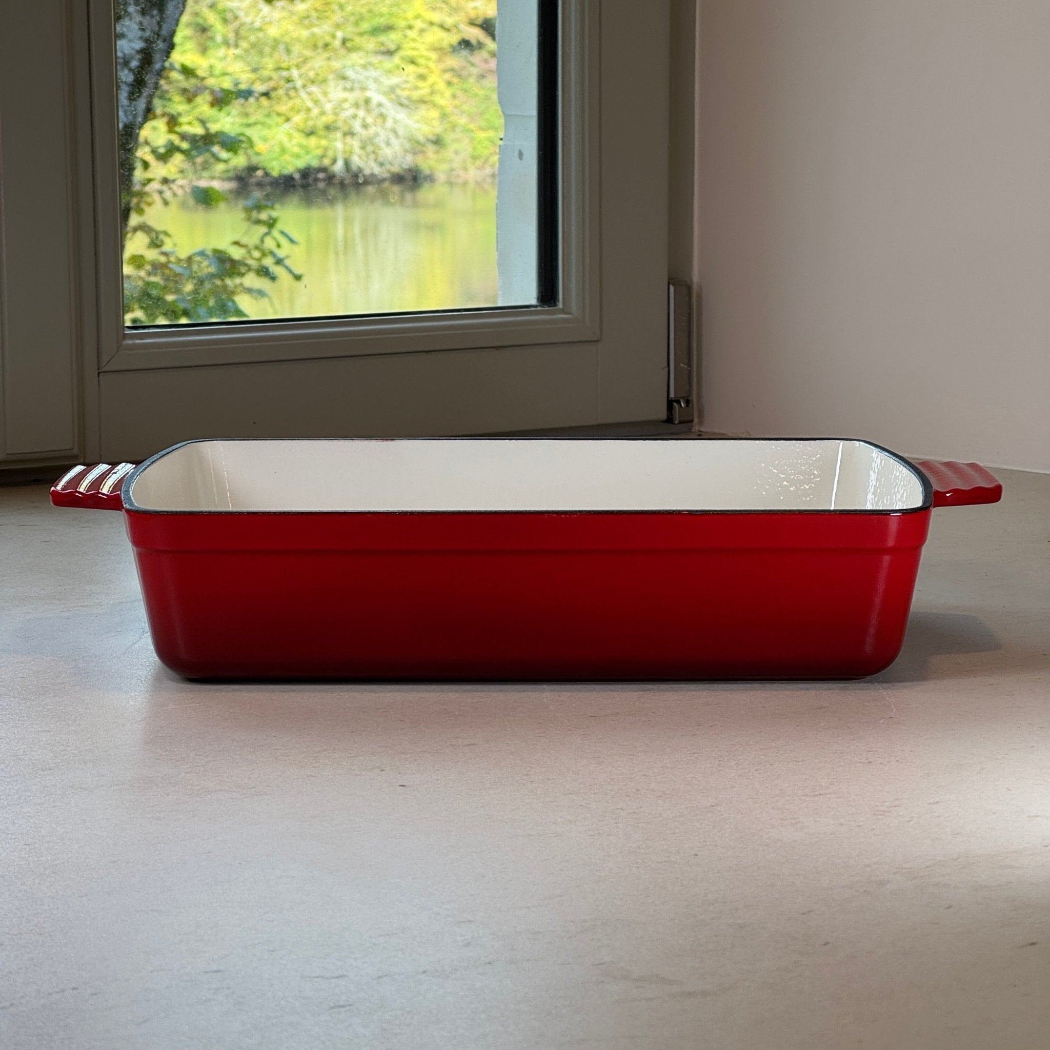 Plat à rôtir en fonte émaillée rouge cerise pour cuisine quotidienne, plats généreux et recettes conviviales