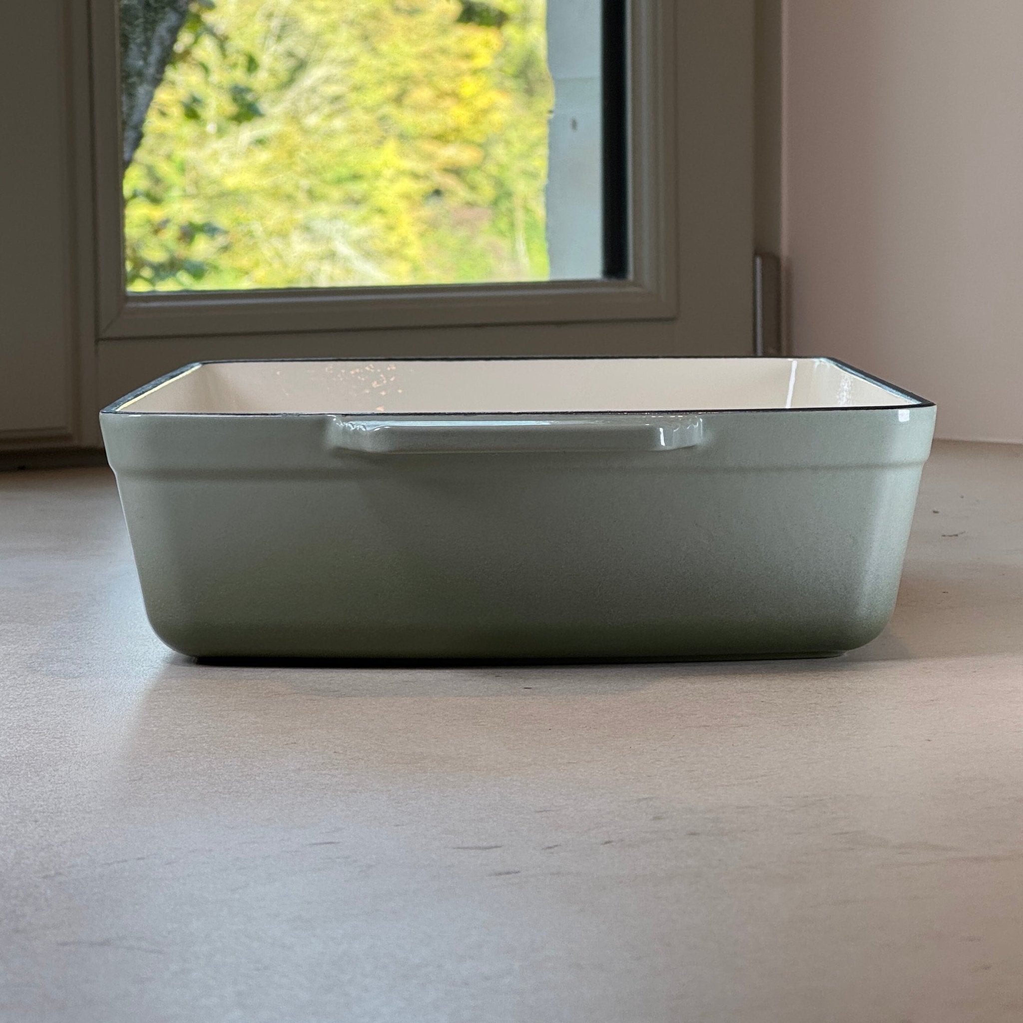 Plat à rôtir en fonte émaillée vert sauge assurant une cuisson homogène au four pour rôtis, volailles et légumes rôtis