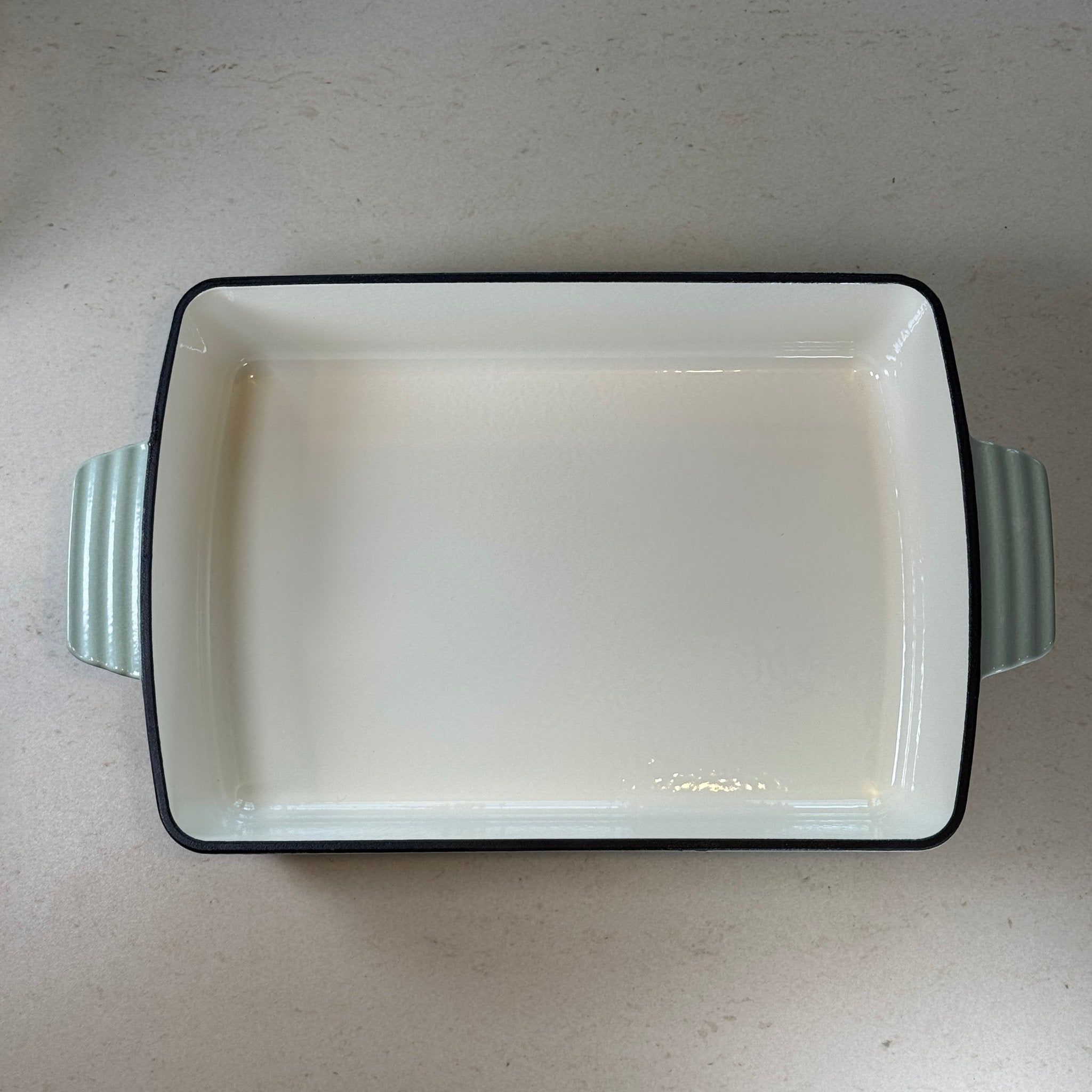 Plat à rôtir en fonte émaillée vert sauge grande capacité idéal pour gratins, lasagnes et plats familiaux au four