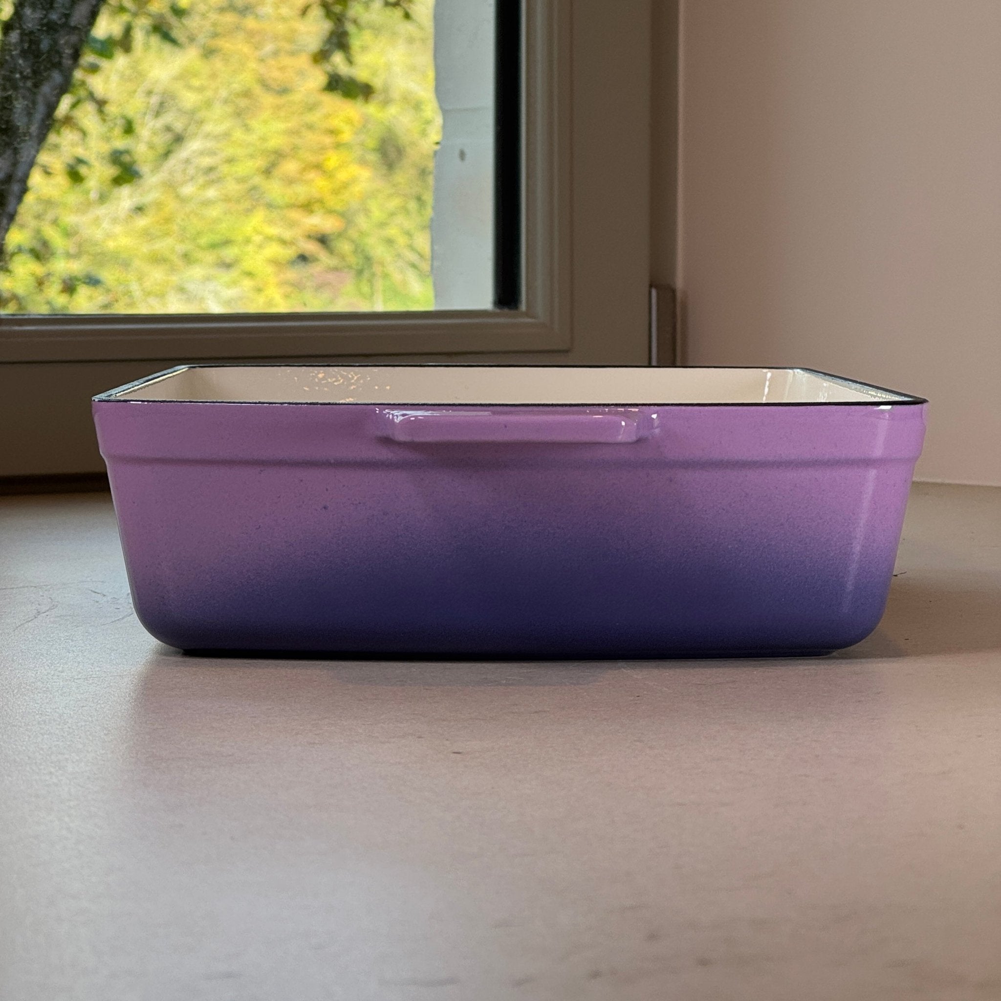 Plat à rôtir en fonte émaillée violet prune parfait pour hachis parmentier, gratin dauphinois et plats mijotés au four
