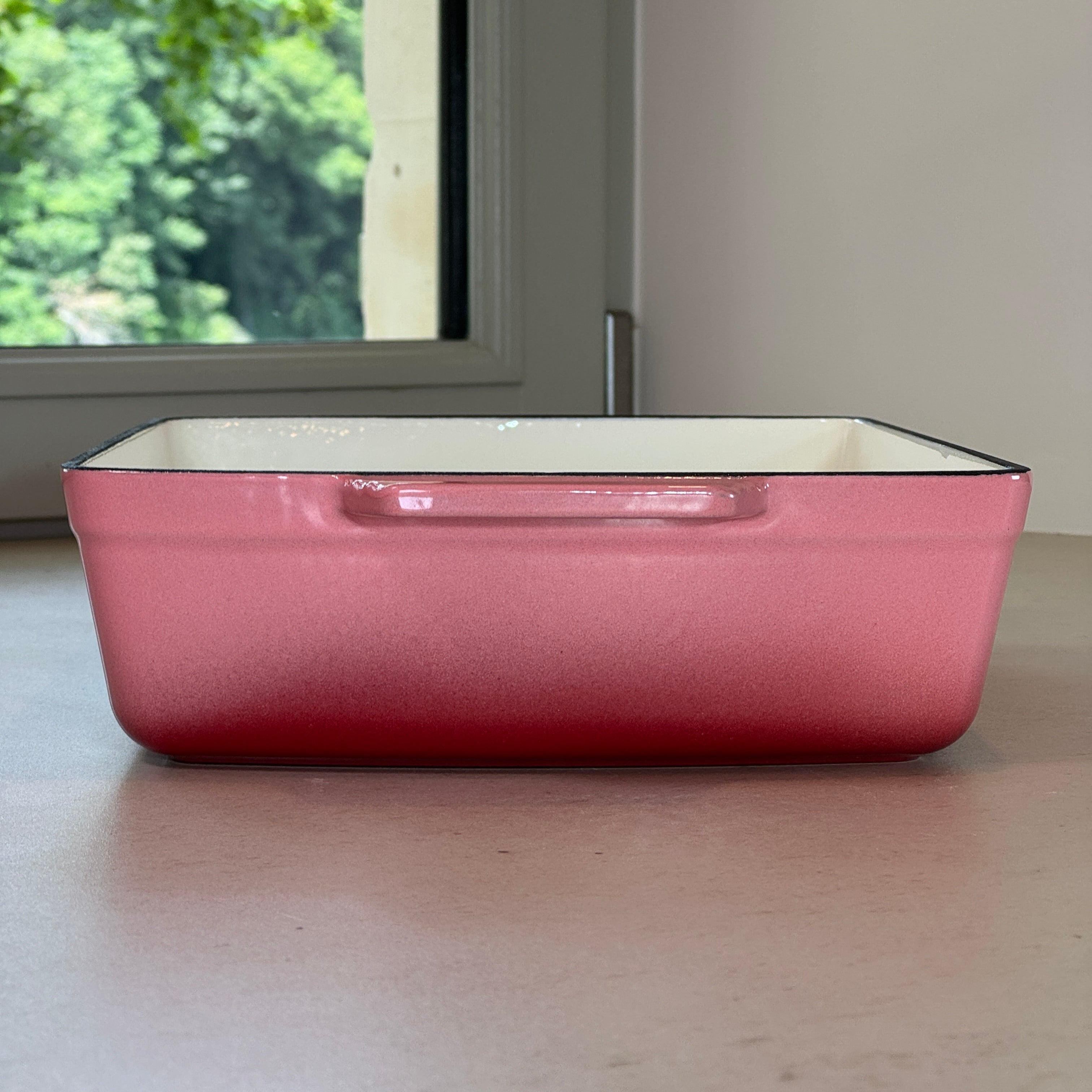Plat à rôtir en fonte émaillée rose assurant une cuisson homogène au four pour rôtis, volailles et légumes rôtis