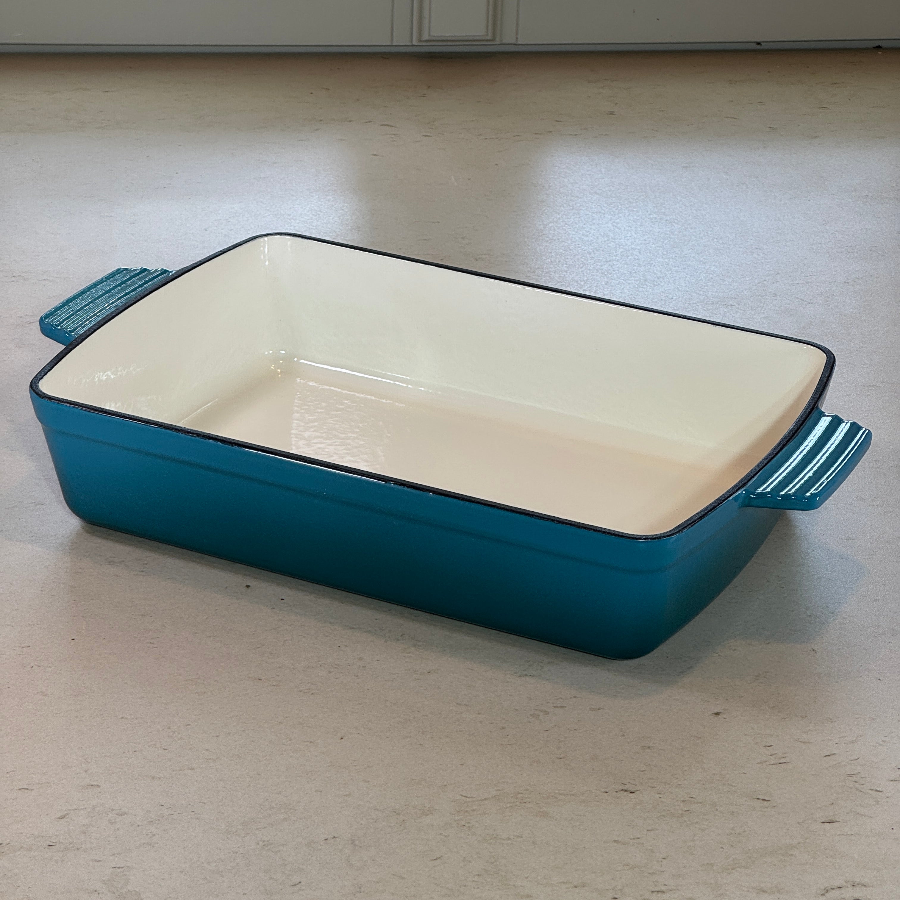 Plat à rôtir en fonte émaillée turquoise assurant une cuisson homogène au four pour rôtis, volailles et légumes rôtis