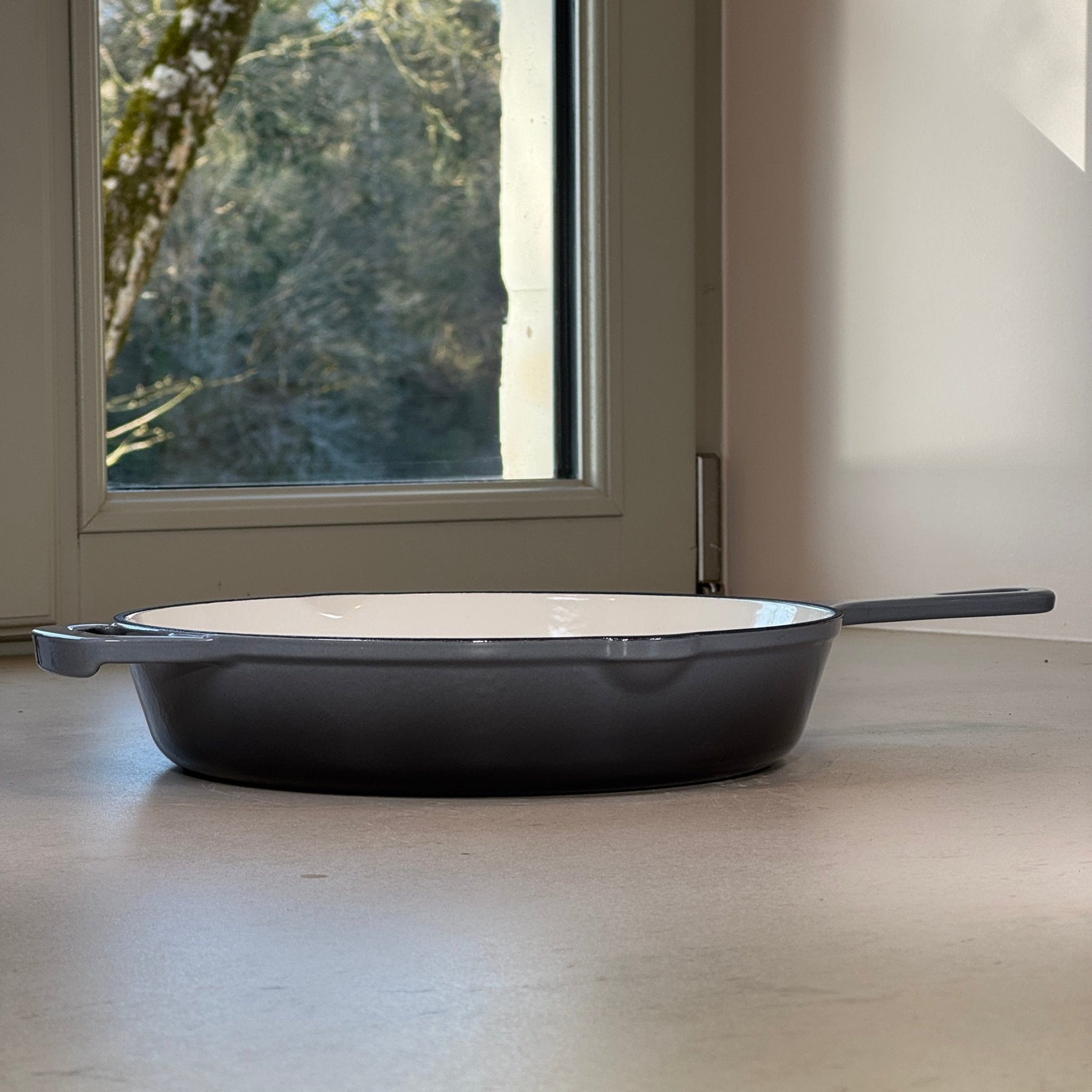Poêle en fonte émaillée Gris Anthracite avec une anse et une longue poignée pour une manipulation confortable