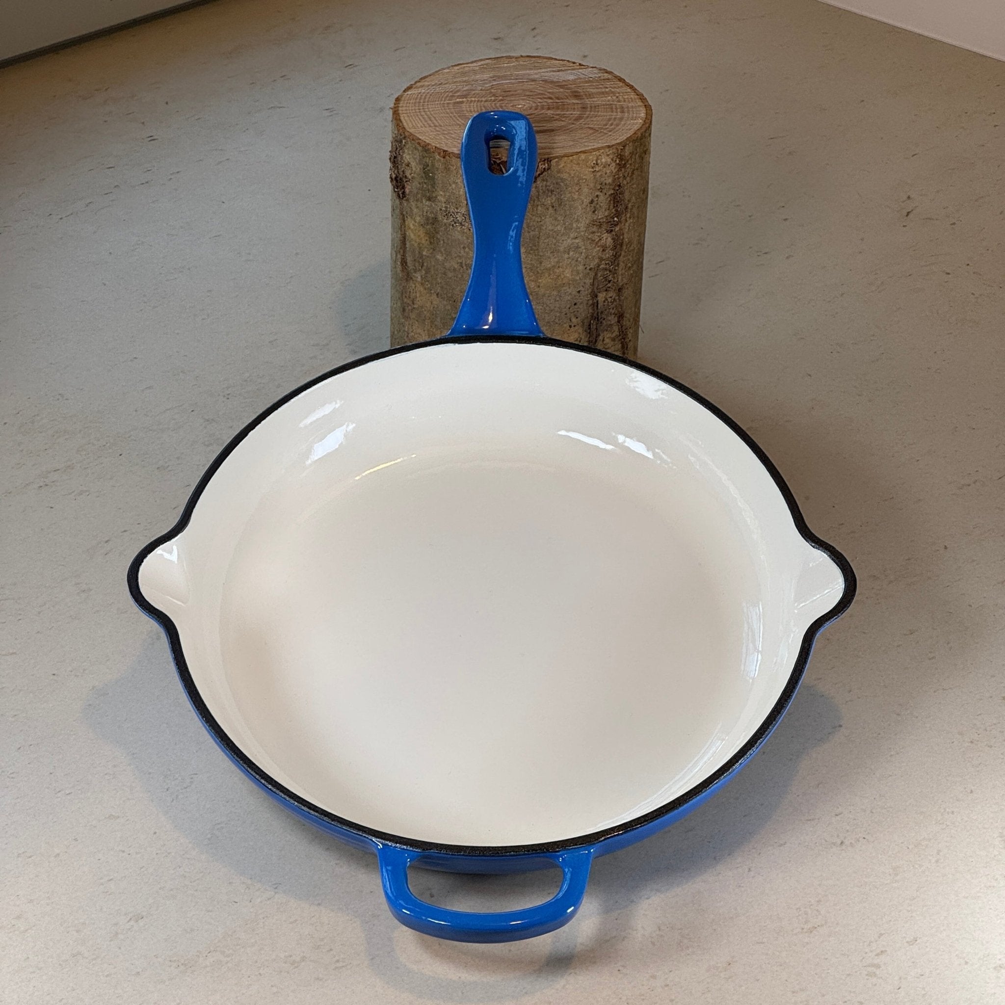 Poêle en fonte émaillée Bleu Myrtille avec becs verseurs idéale pour sauces et jus de cuisson