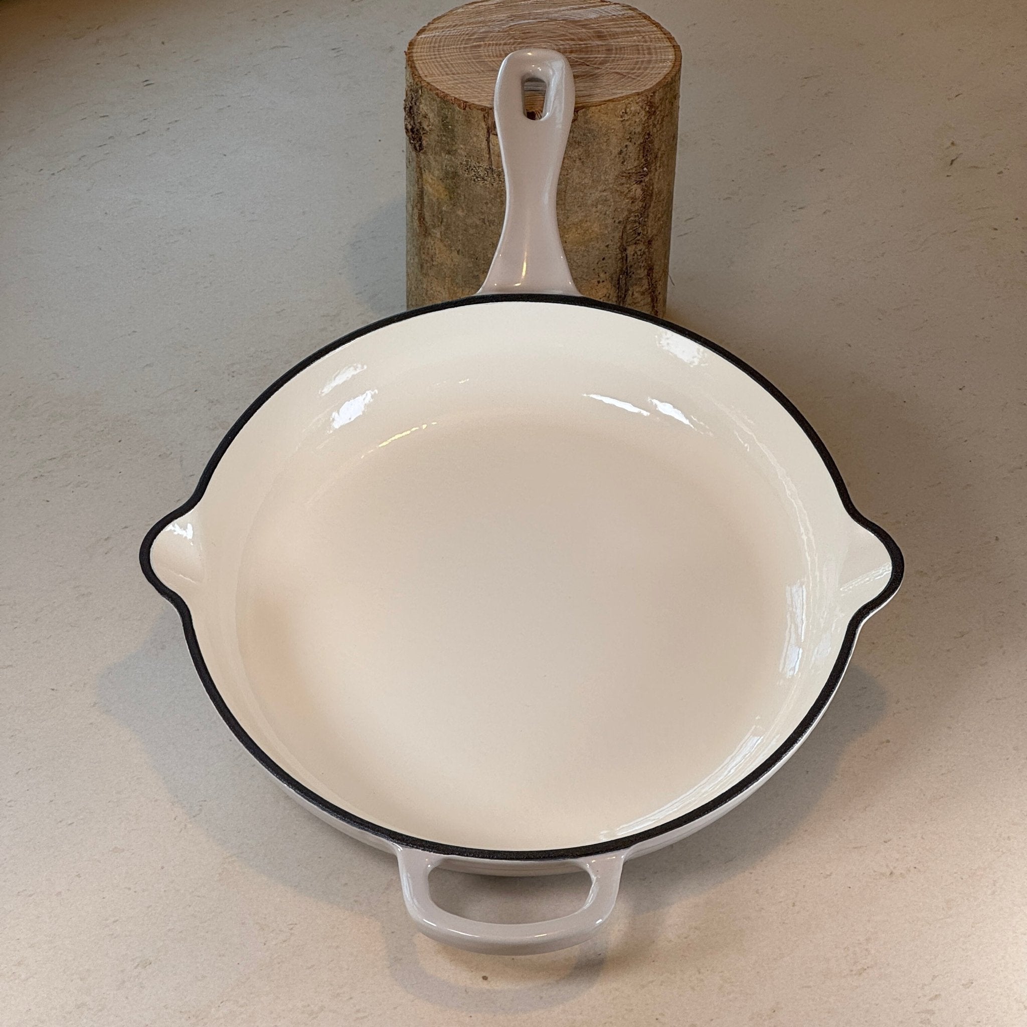 Poêle en fonte émaillée Gris Meringue avec becs verseurs idéale pour sauces et jus de cuisson