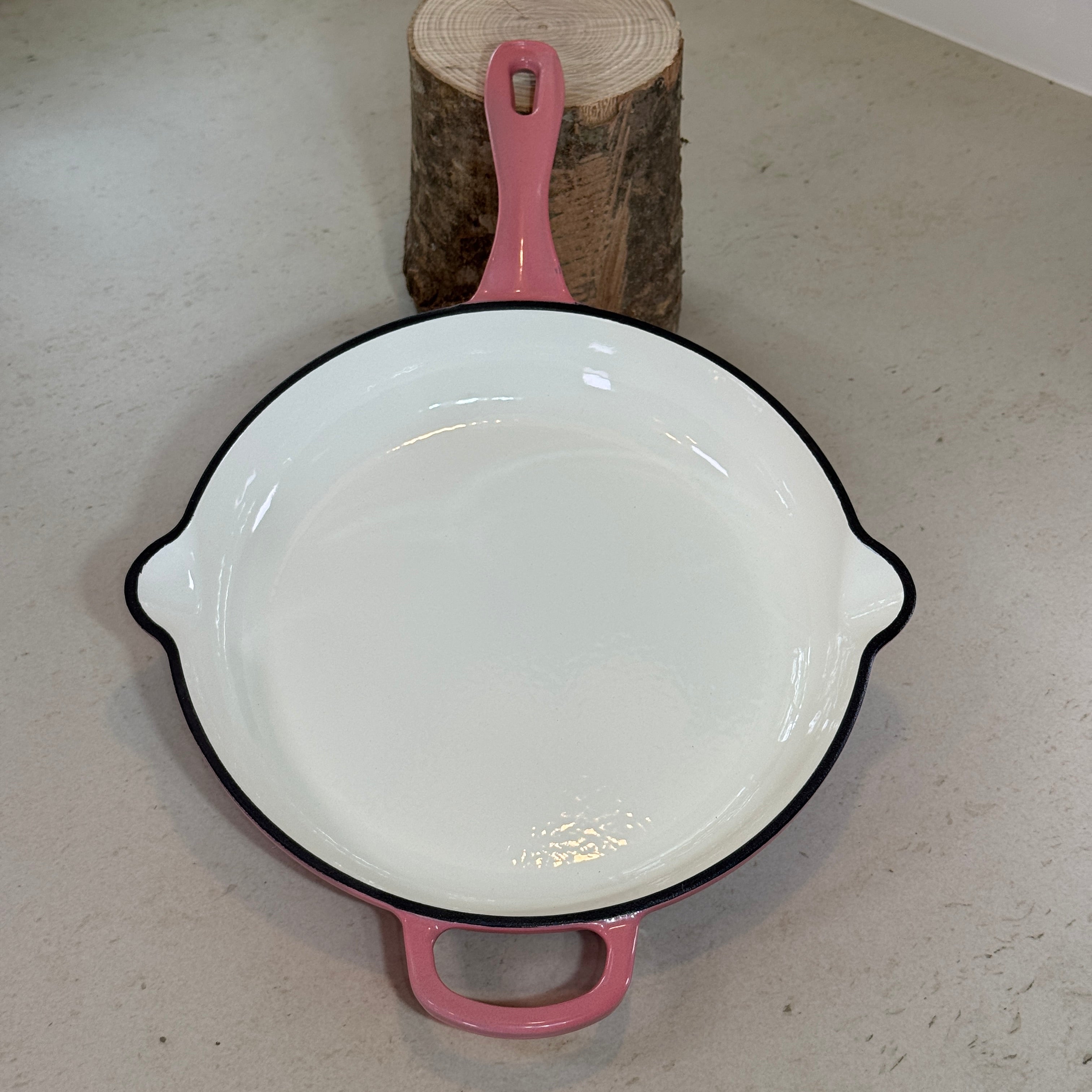 Poêle en fonte émaillée Rose avec becs verseurs idéale pour sauces et jus de cuisson