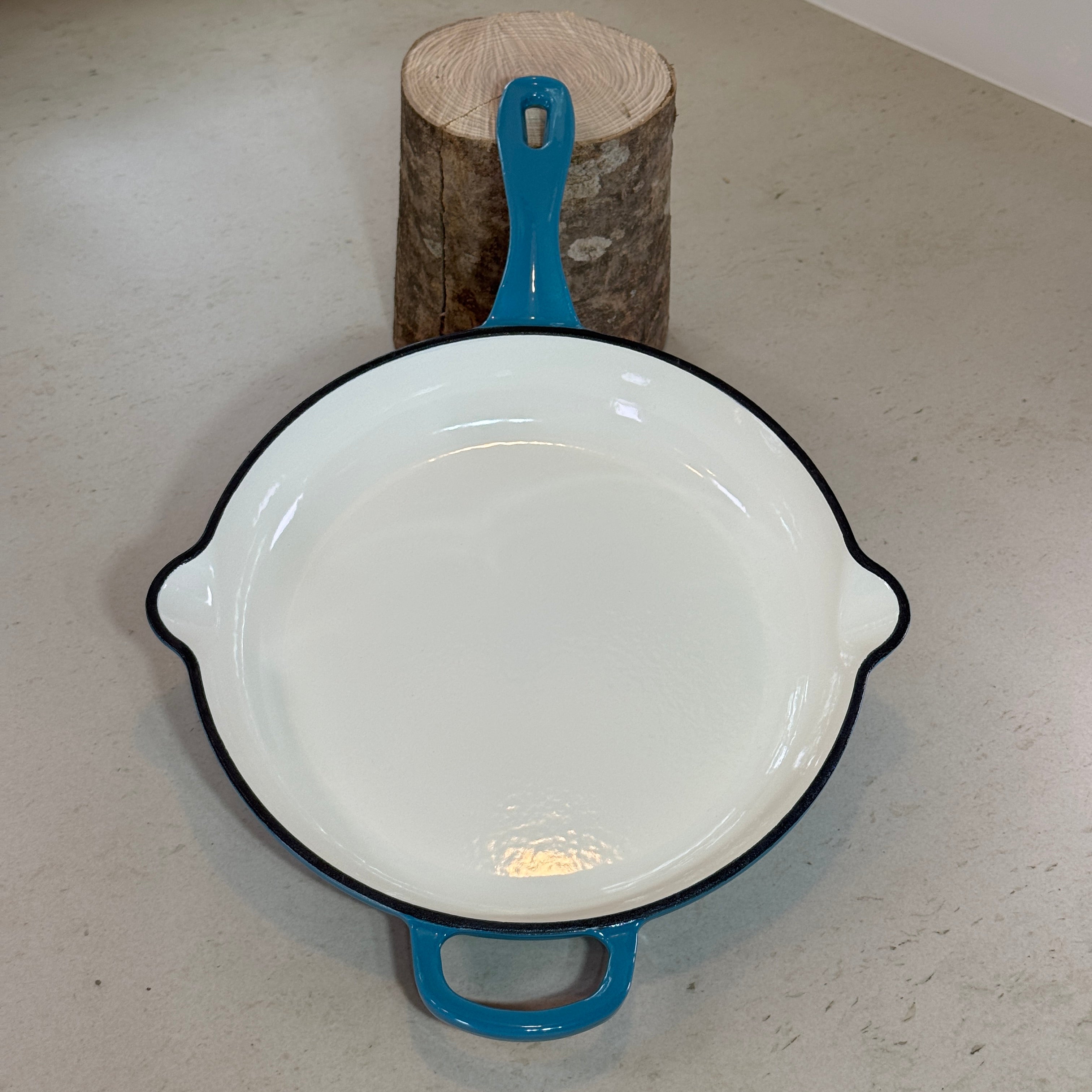 Poêle en fonte émaillée Turquoise avec becs verseurs idéale pour sauces et jus de cuisson